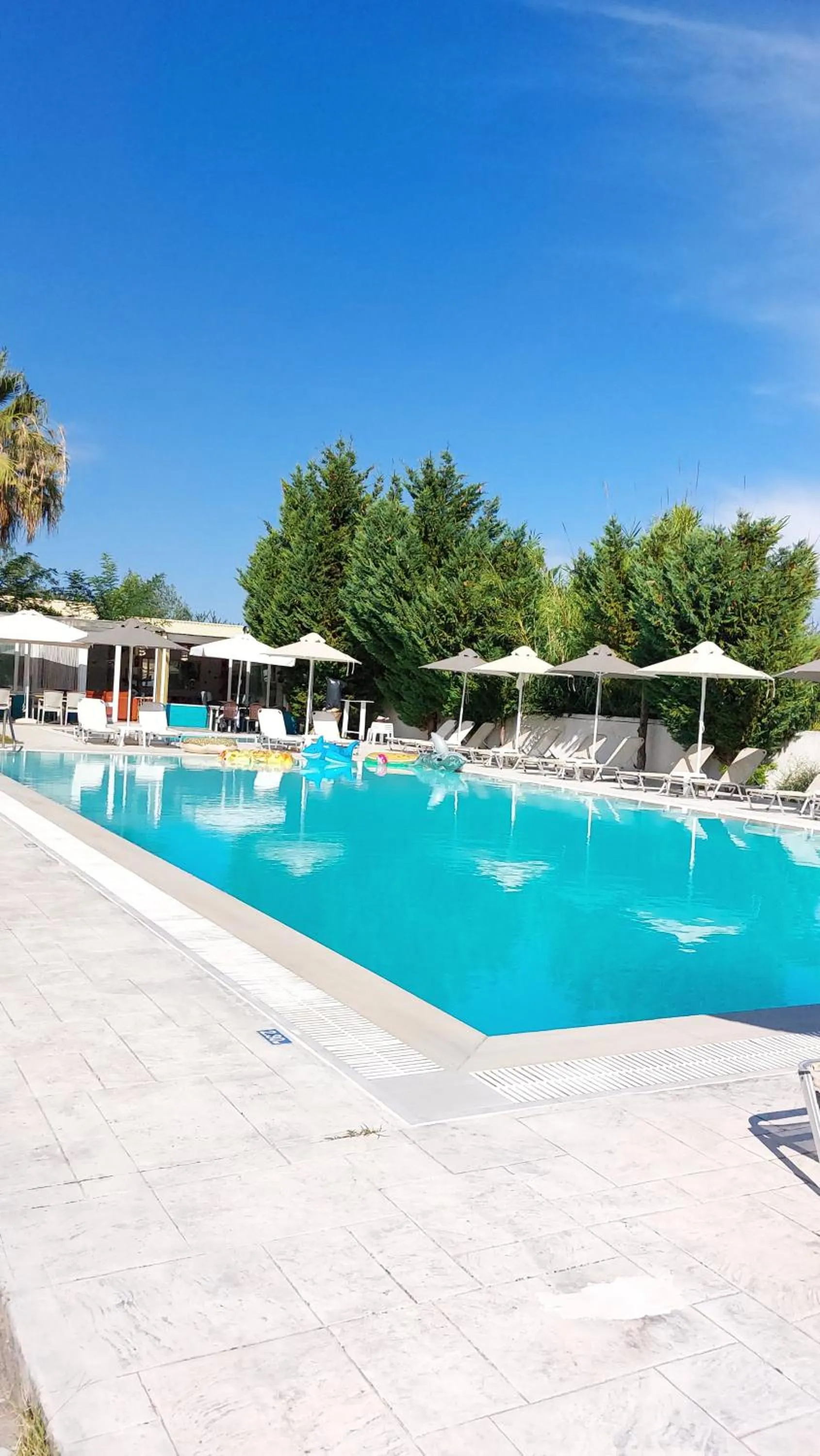 Swimming pool in Sausan Hotel