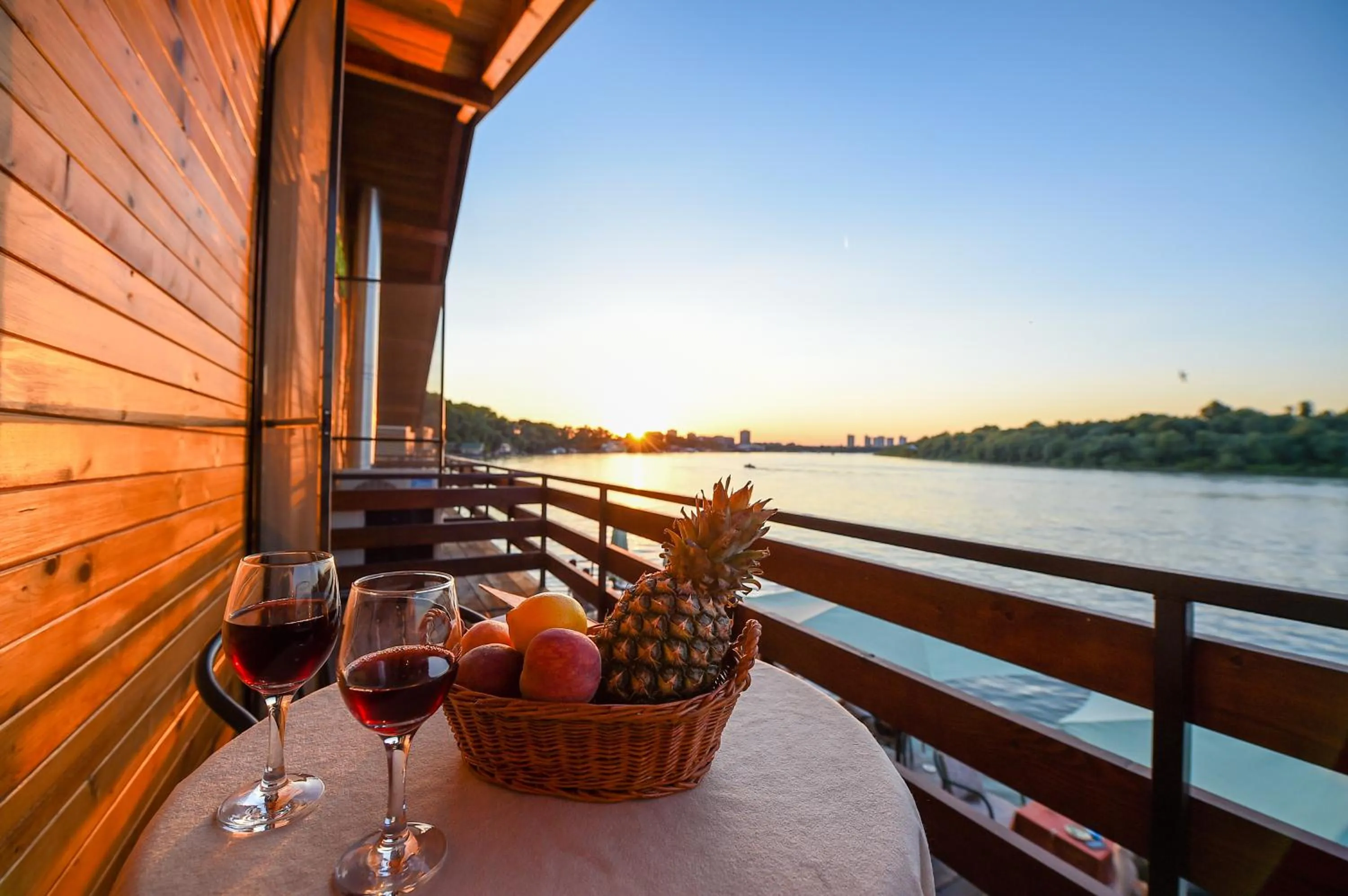 Food in San Art Floating Hostel & Apartments