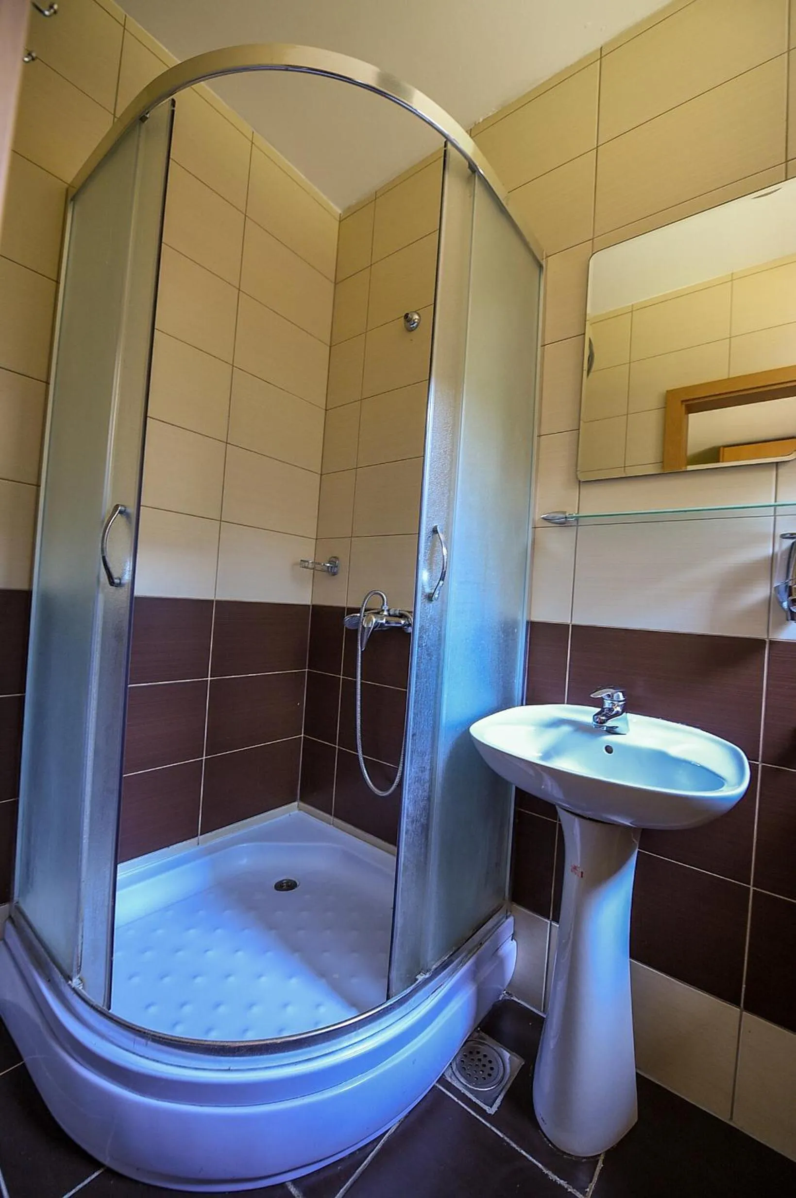 Bathroom in San Art Floating Hostel & Apartments