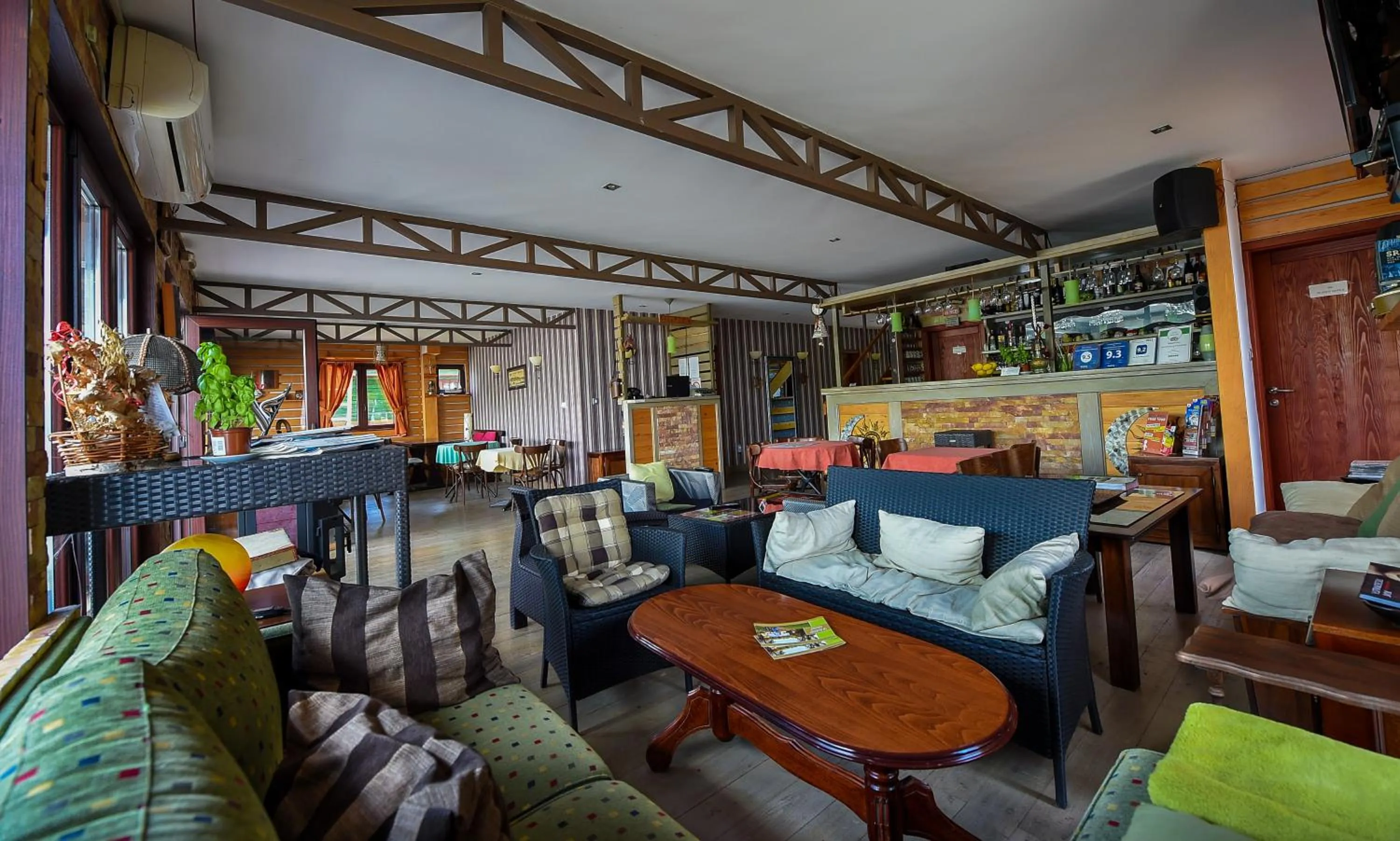 Communal lounge/ TV room in San Art Floating Hostel & Apartments