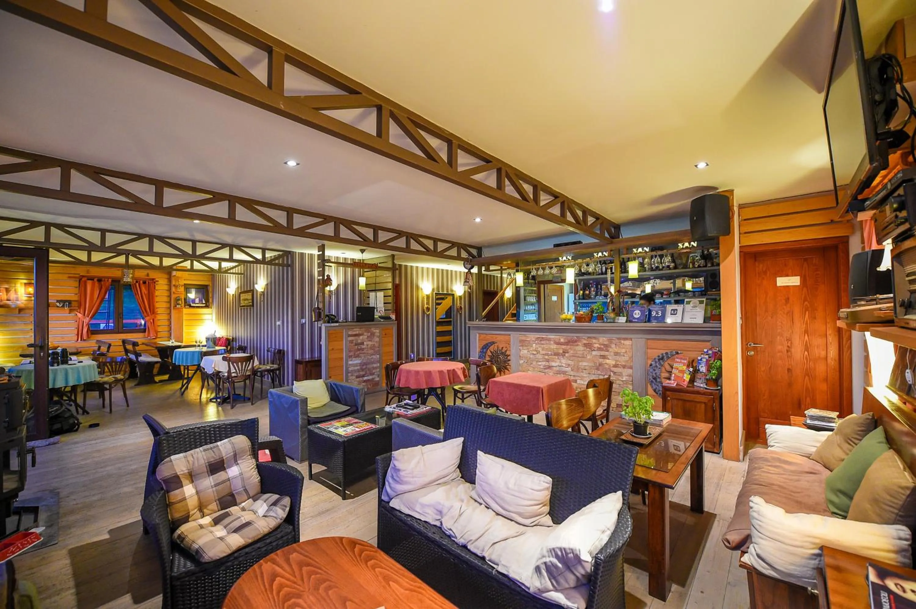 Guests in San Art Floating Hostel & Apartments