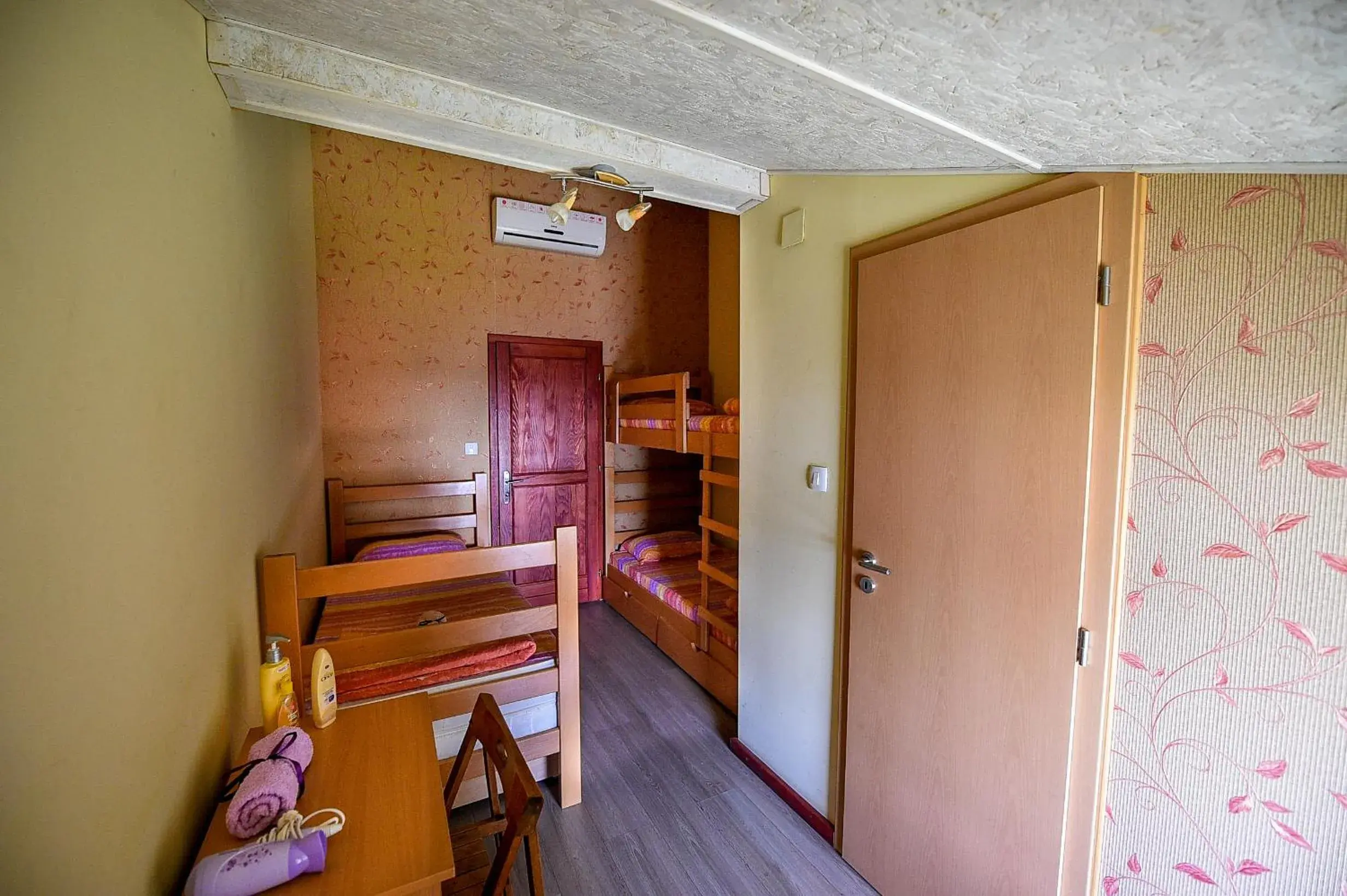 Twin Room - single occupancy in San Art Floating Hostel & Apartments Twin Room - single occupancy in San Art Floating Hostel & Apartments