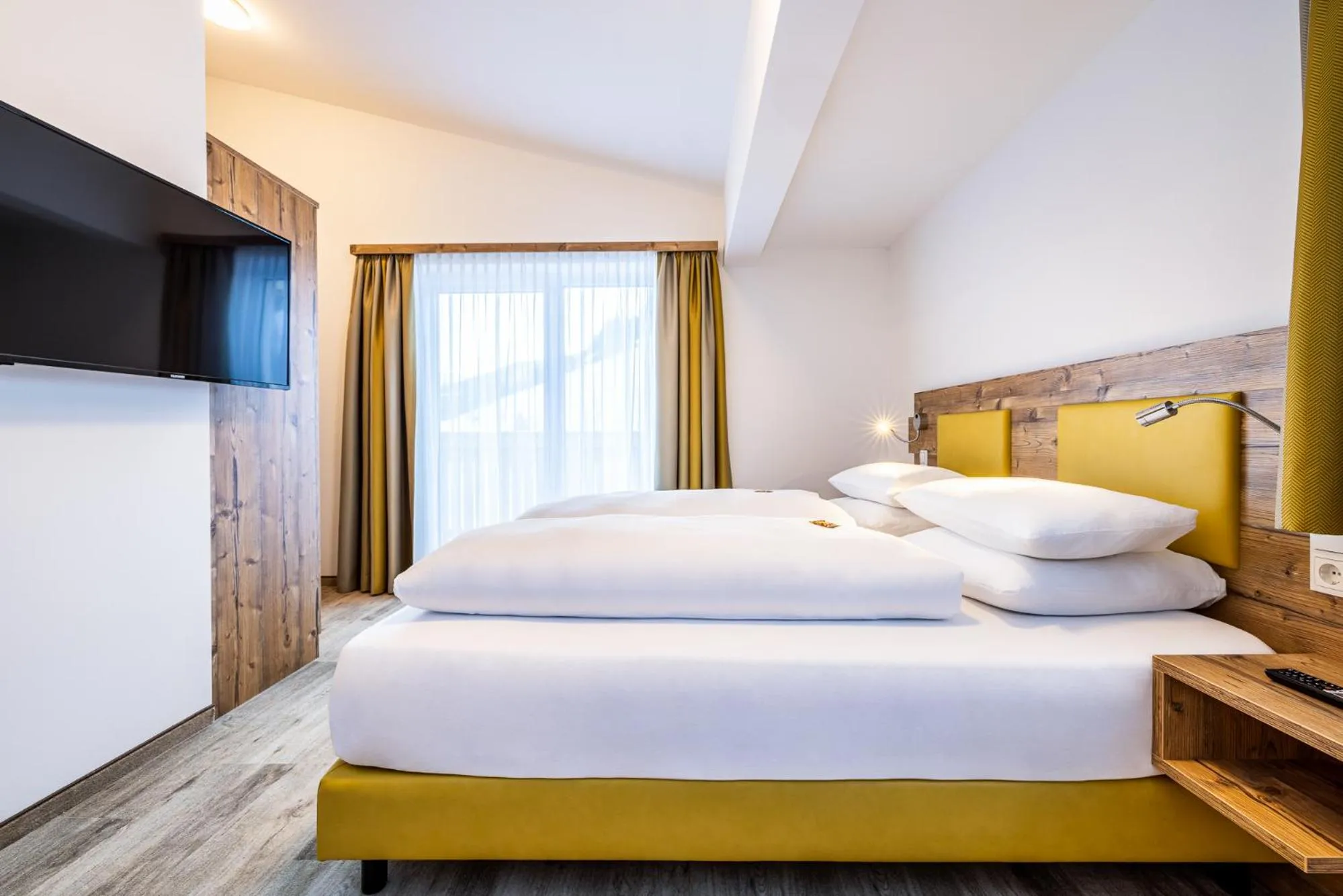 TV and multimedia, Bed in Der Alpenblick