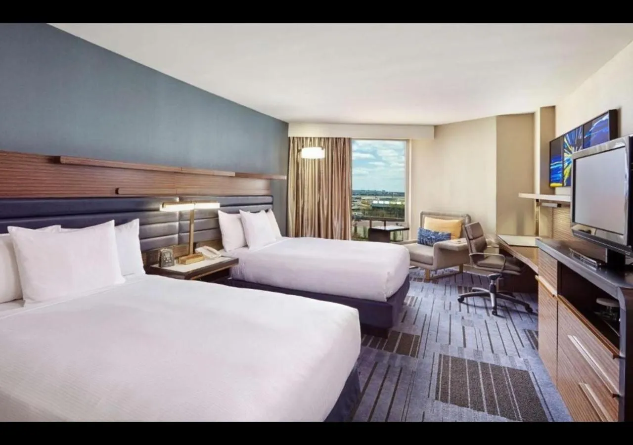 Bedroom, Bed in Hilton Newark Airport