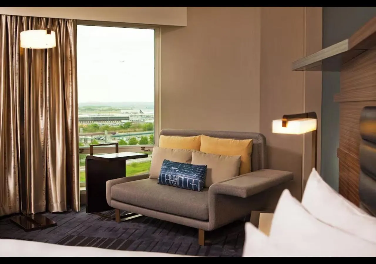 Seating area in Hilton Newark Airport