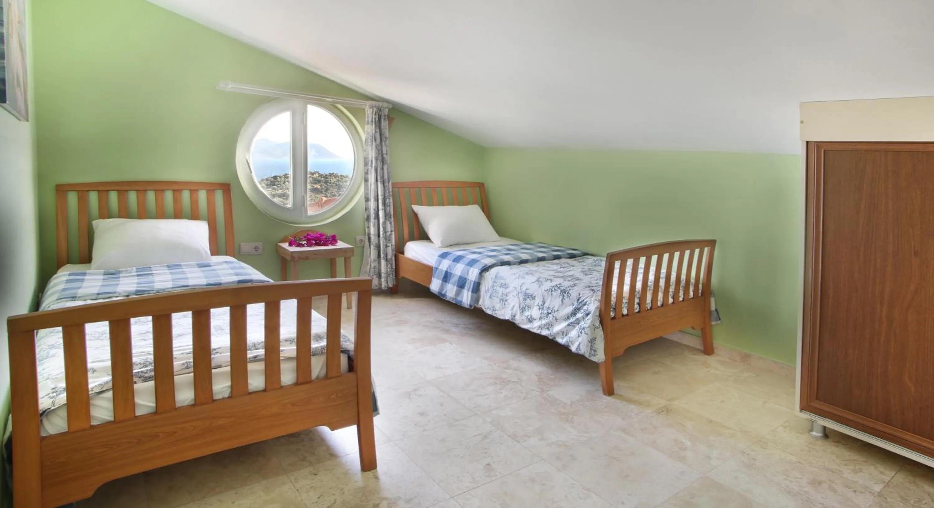 Bedroom, Bed in Saylam Suites