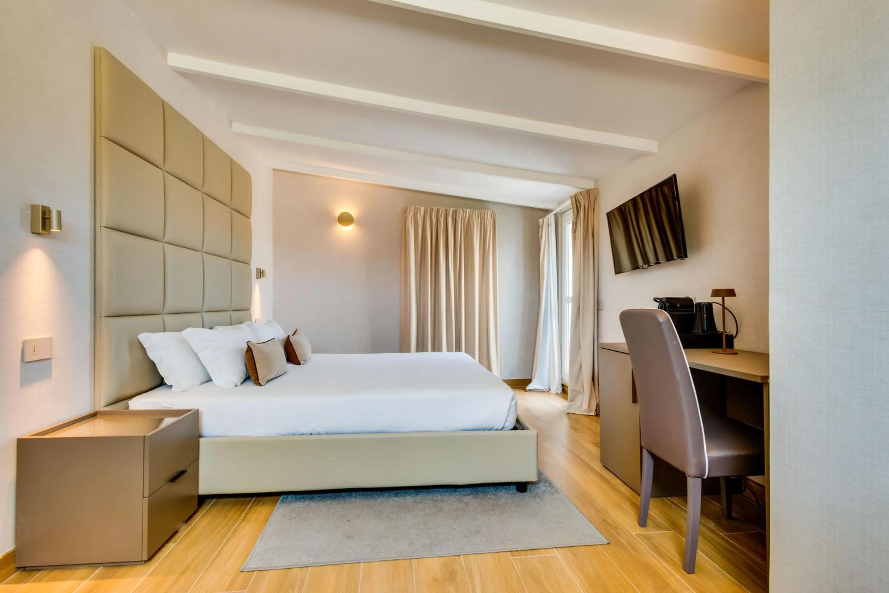 Photo of the whole room, Bed in V Collection Relais Badoer