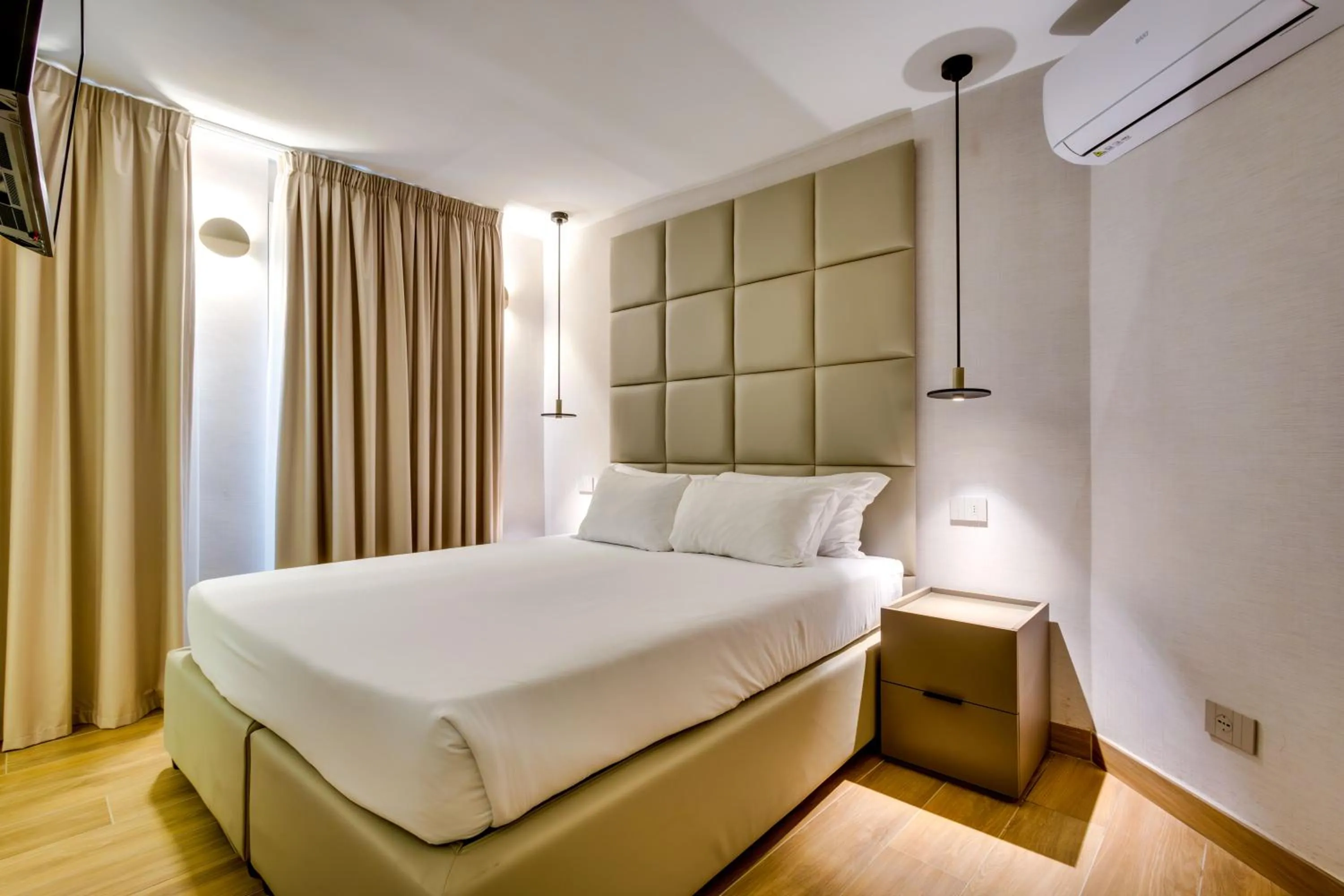 Photo of the whole room, Bed in V Collection Relais Badoer