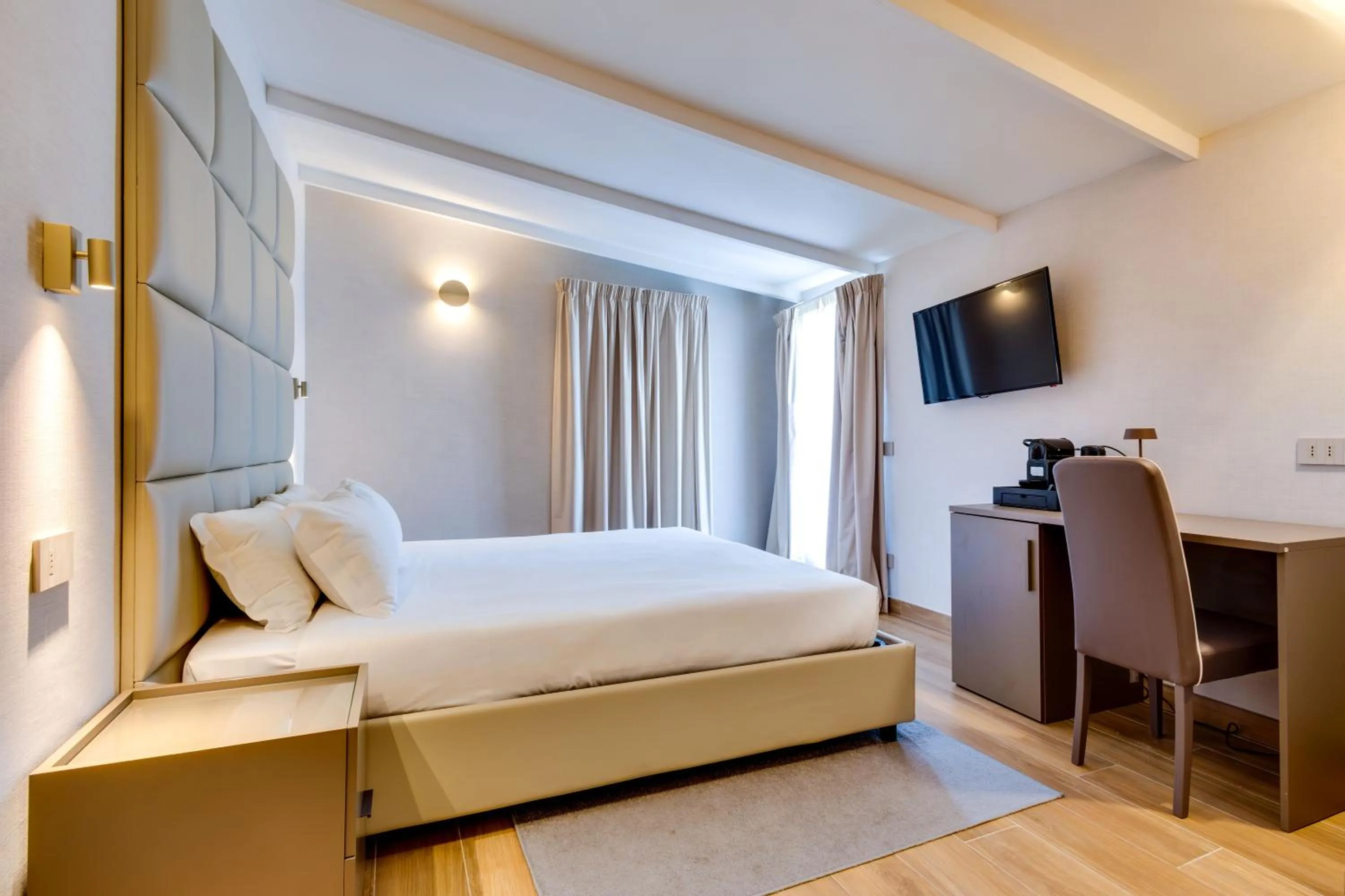 Photo of the whole room, Bed in V Collection Relais Badoer