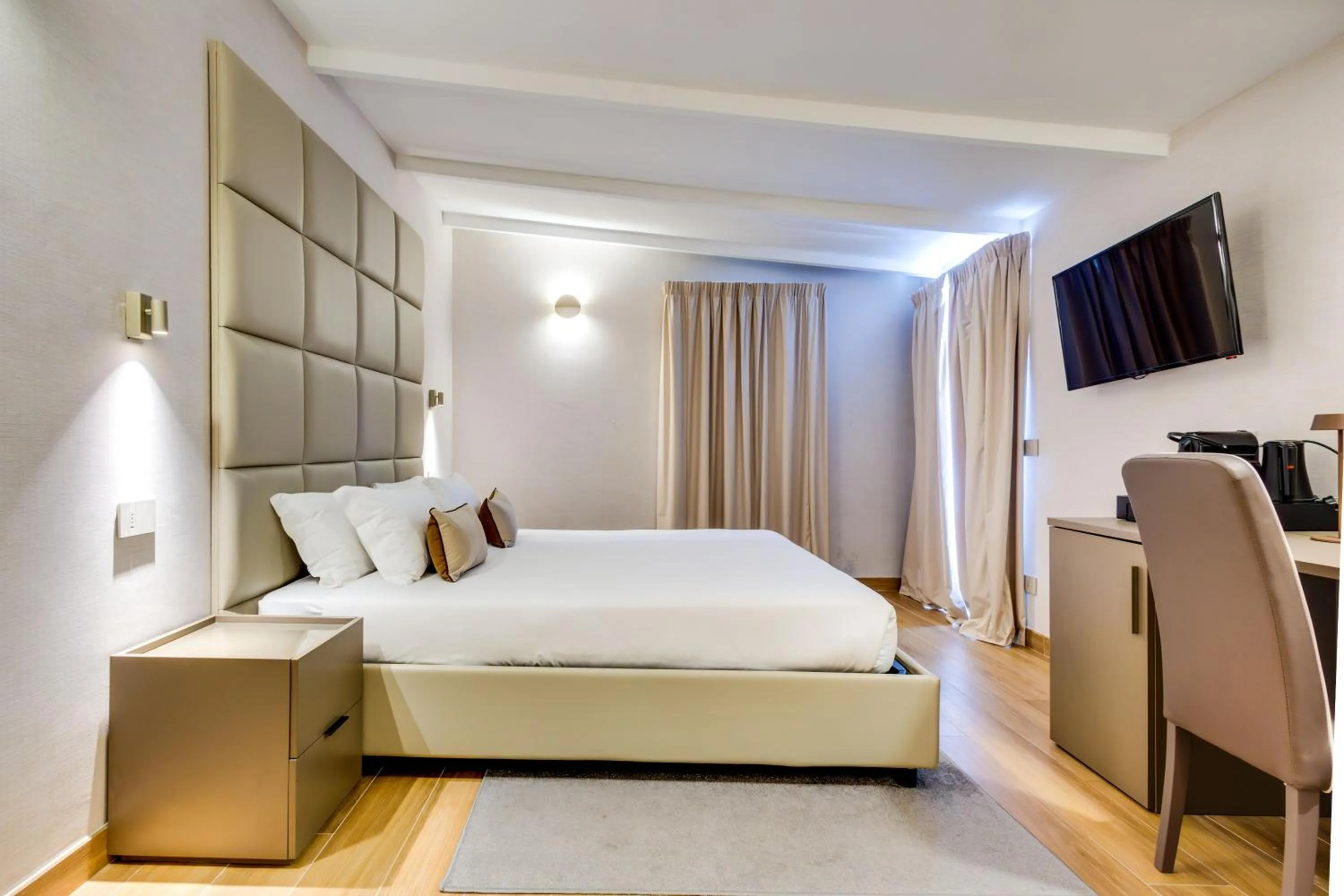 Photo of the whole room, Bed in V Collection Relais Badoer