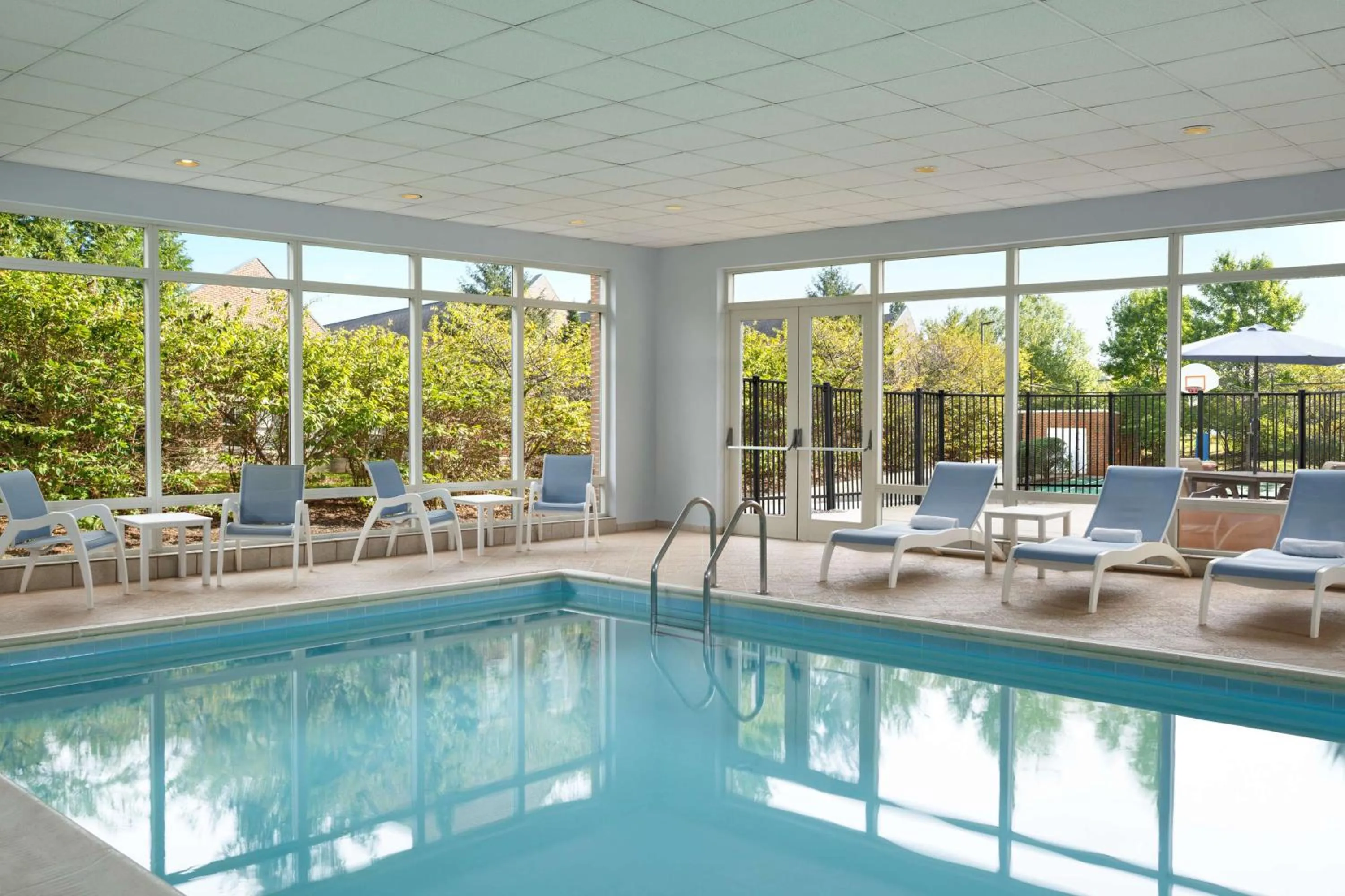 Pool view in Hampton Inn Dulles/Cascades