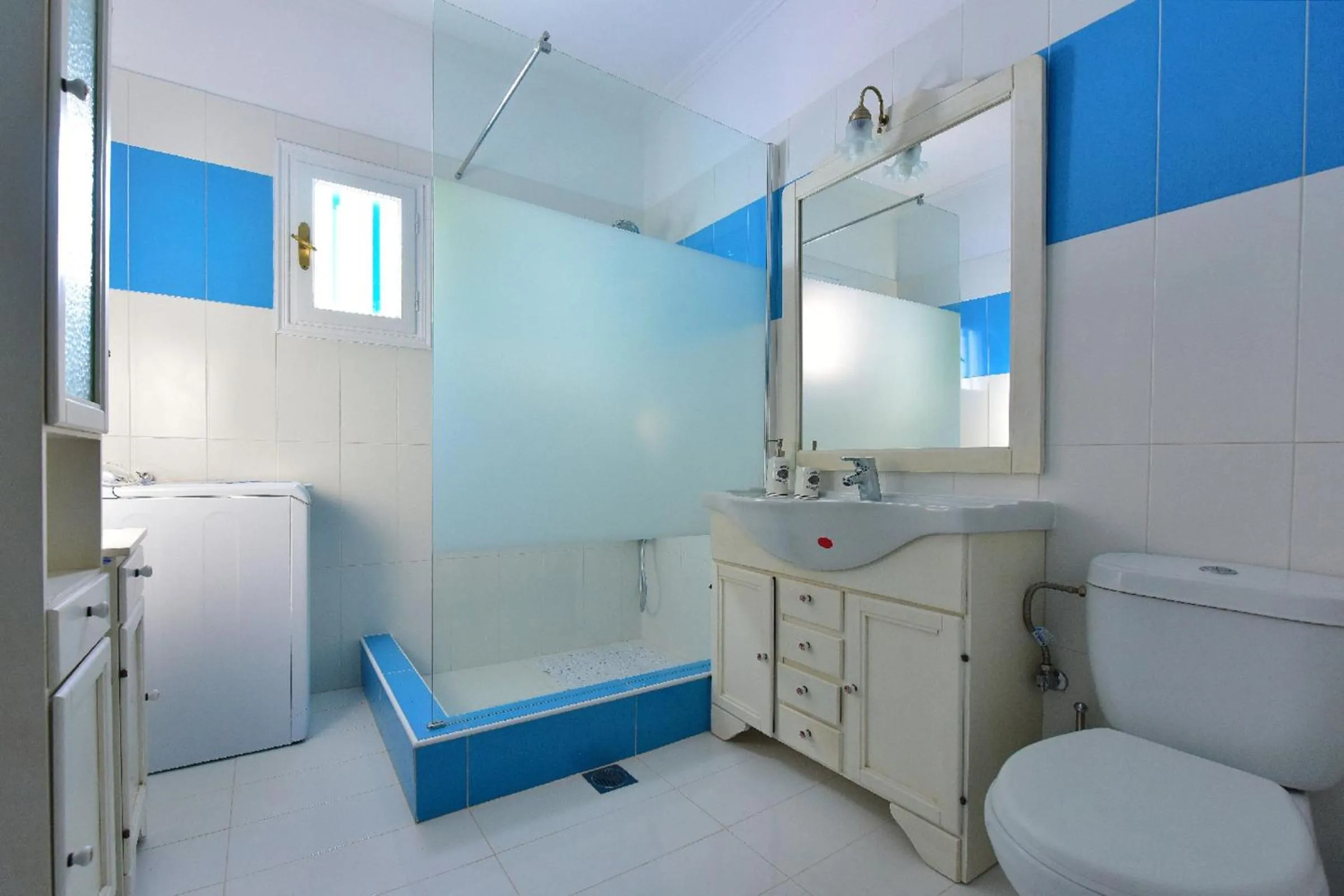 Shower in Limnionas Bay Village Hotel