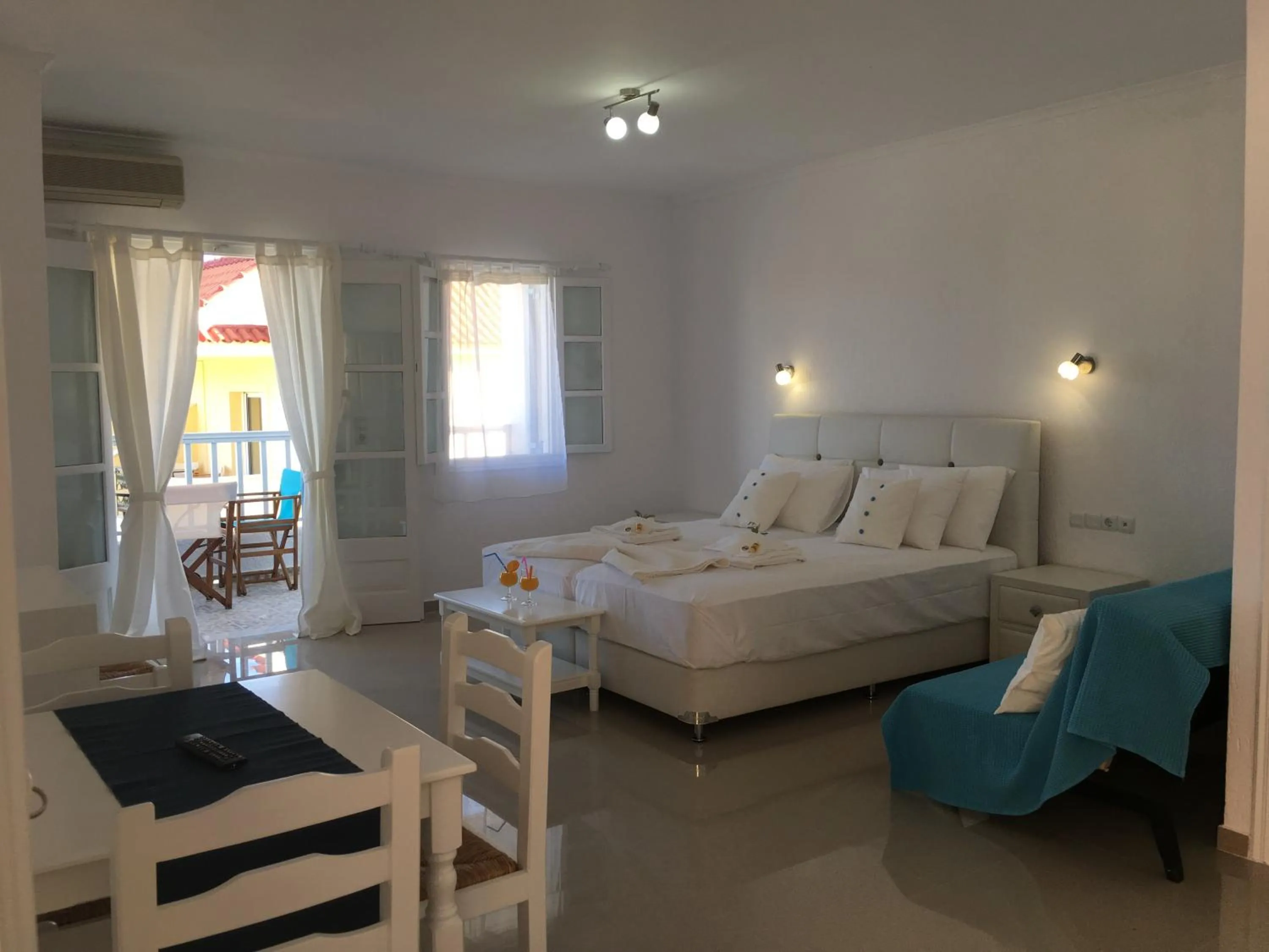 Dining area, Bed in Limnionas Bay Village Hotel