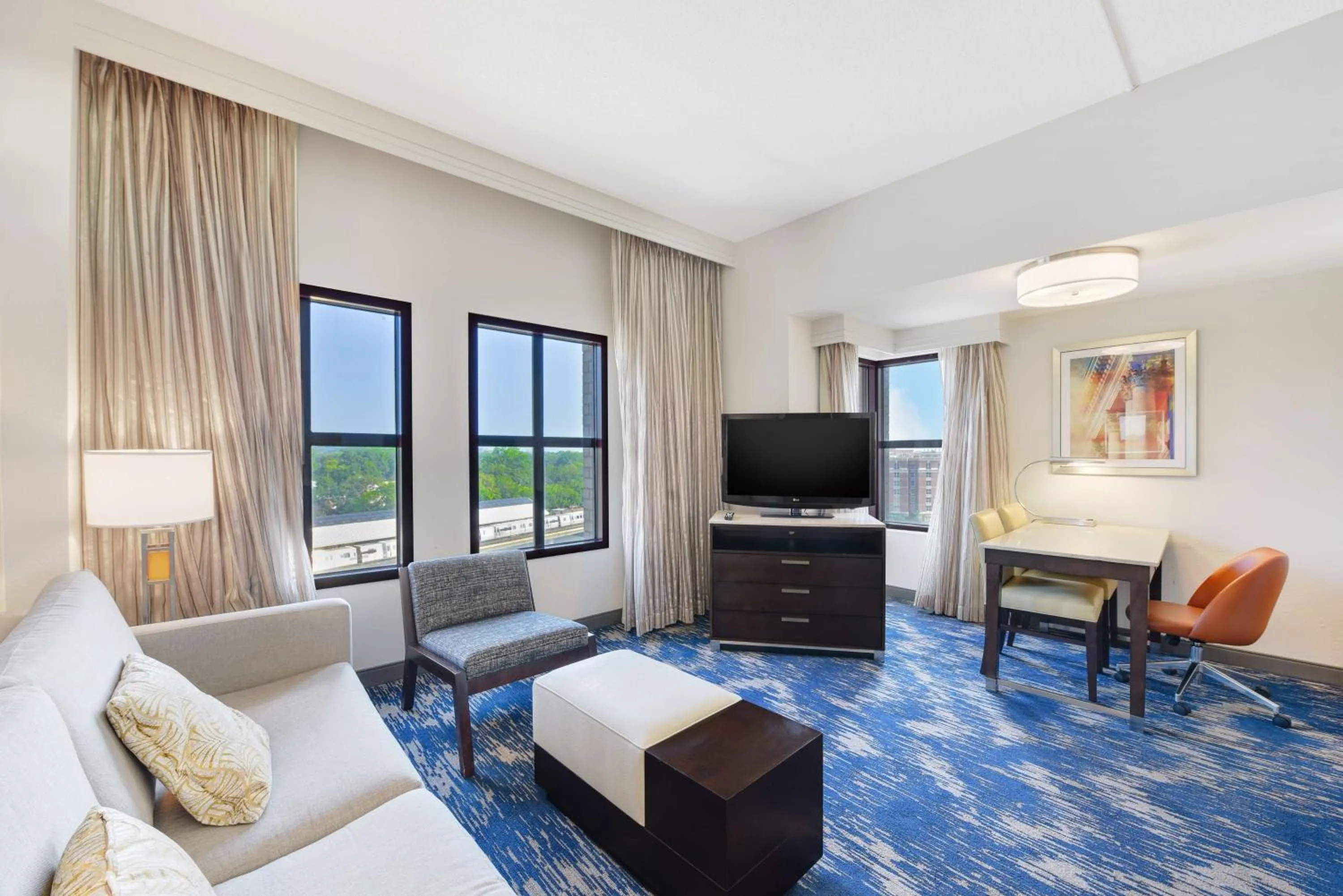 Bedroom in Embassy Suites by Hilton Alexandria Old Town