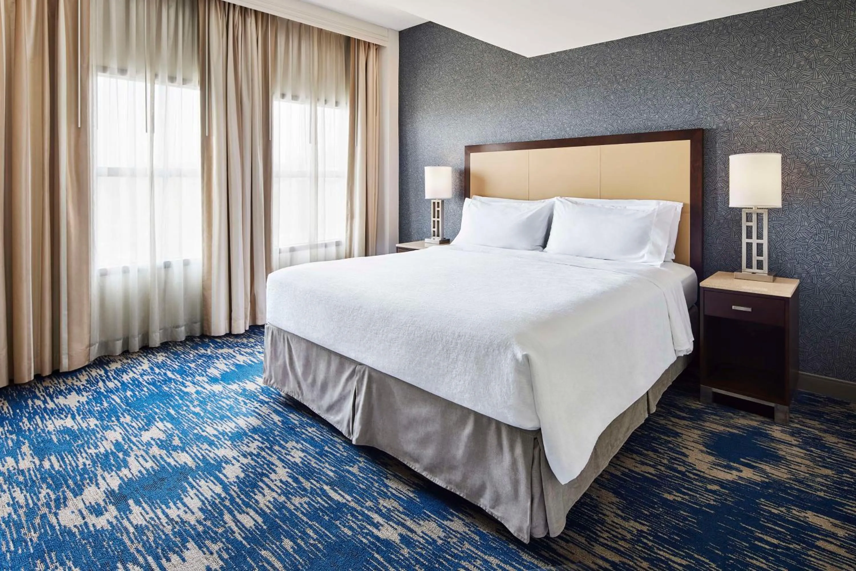 Bed in Embassy Suites by Hilton Alexandria Old Town