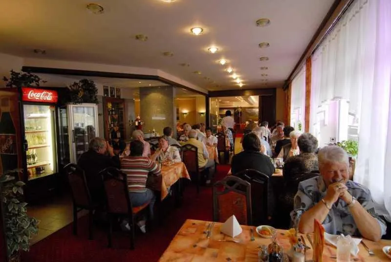 Restaurant/places to eat in Hotel Prom