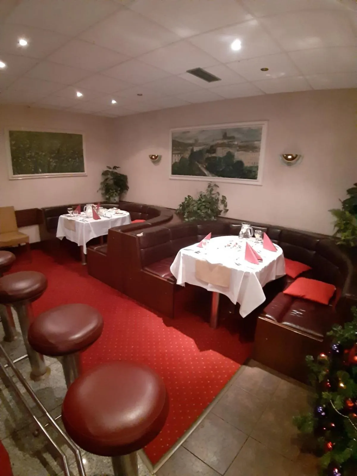 Restaurant/places to eat in Hotel Prom