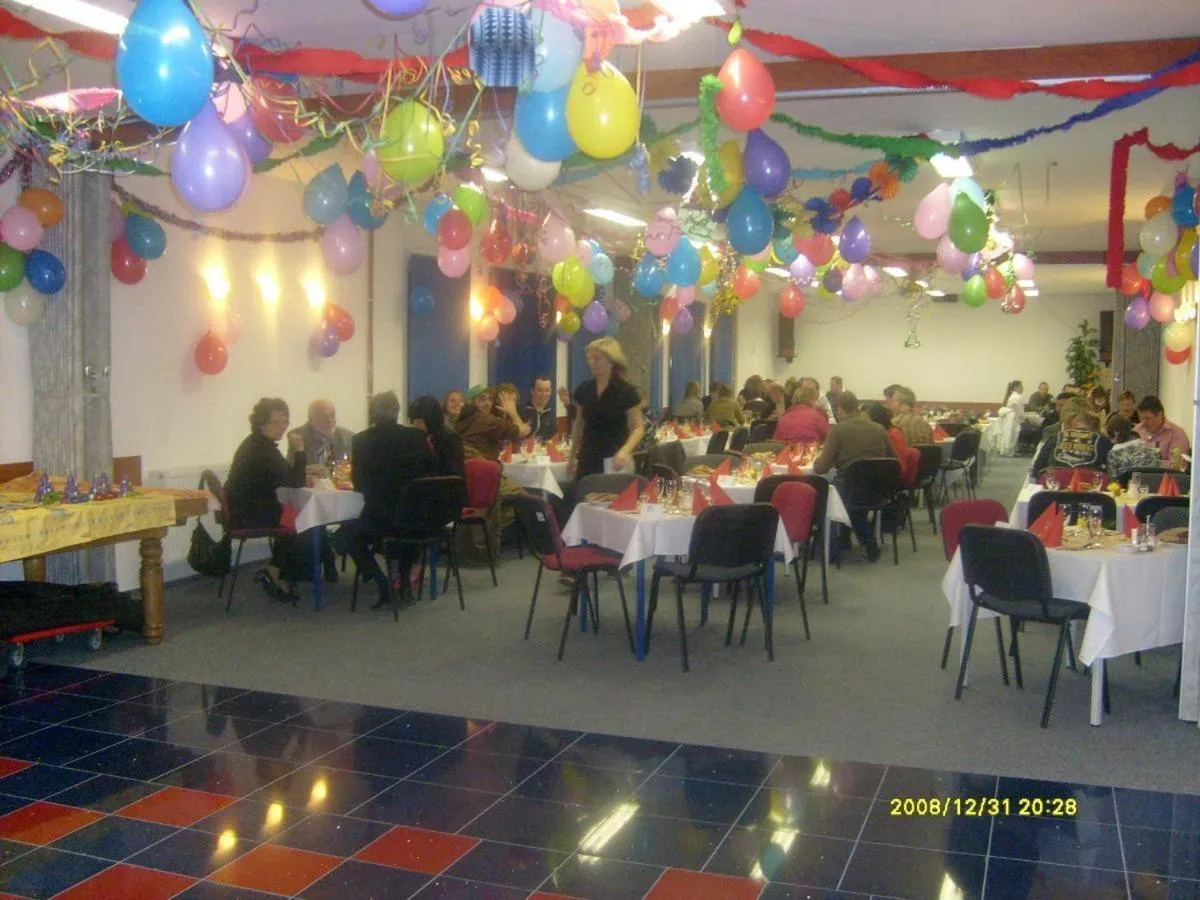 Restaurant/places to eat in Hotel Prom