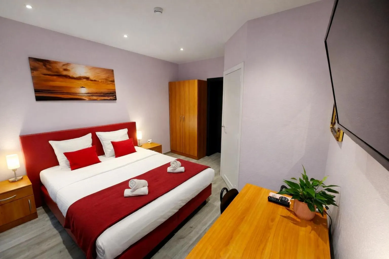 Bedroom, Bed in Hotel Cardiff