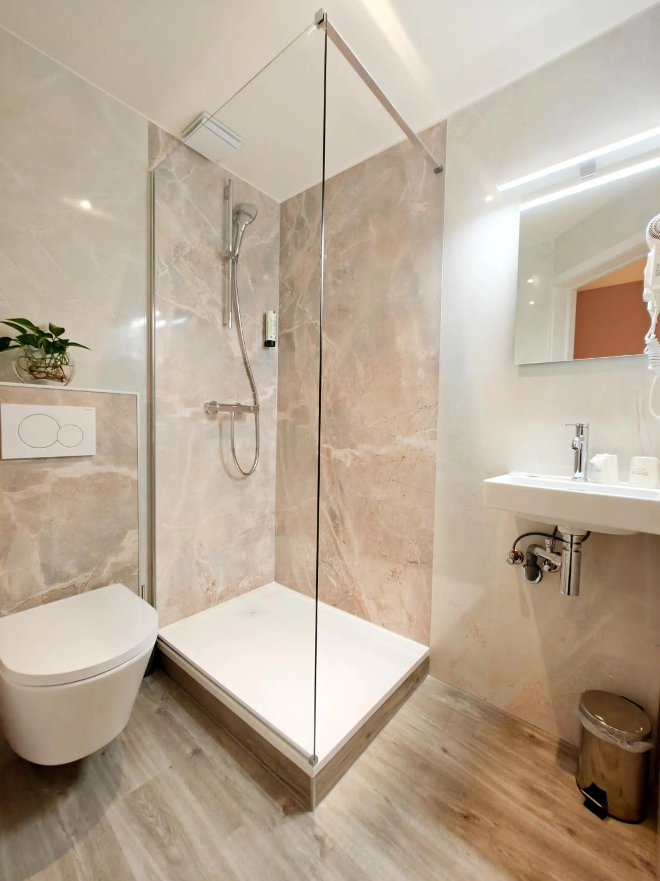 Shower in Hotel Cardiff