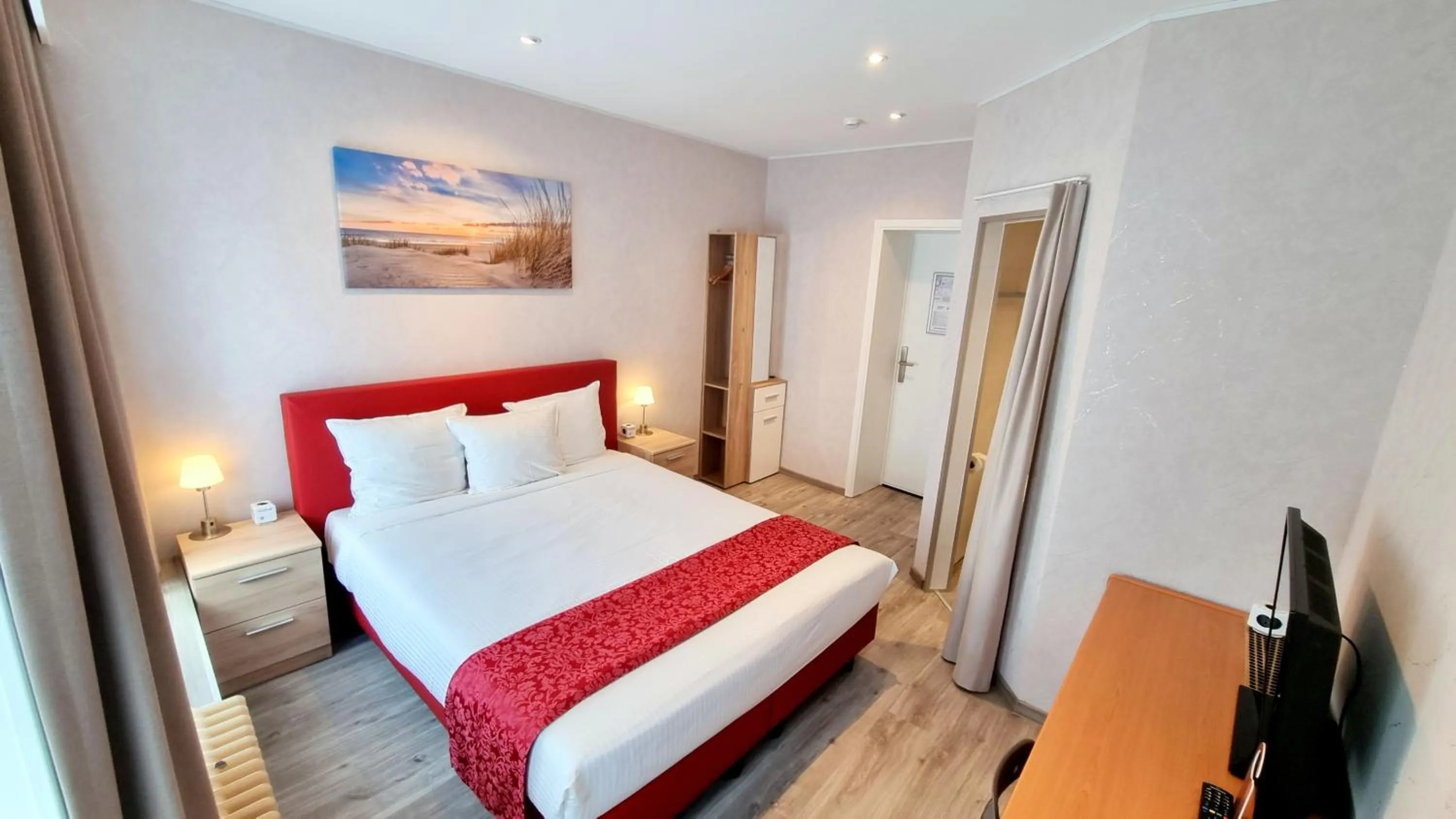 Photo of the whole room, Bed in Hotel Cardiff