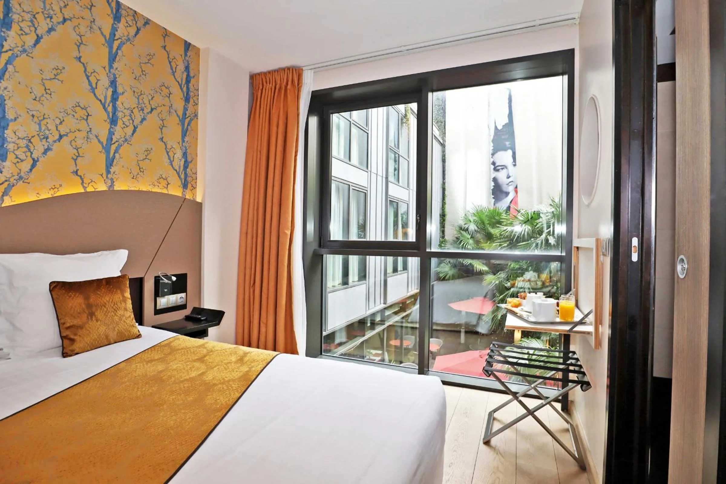 View (from property/room), Bed in Hôtel Hor Europe