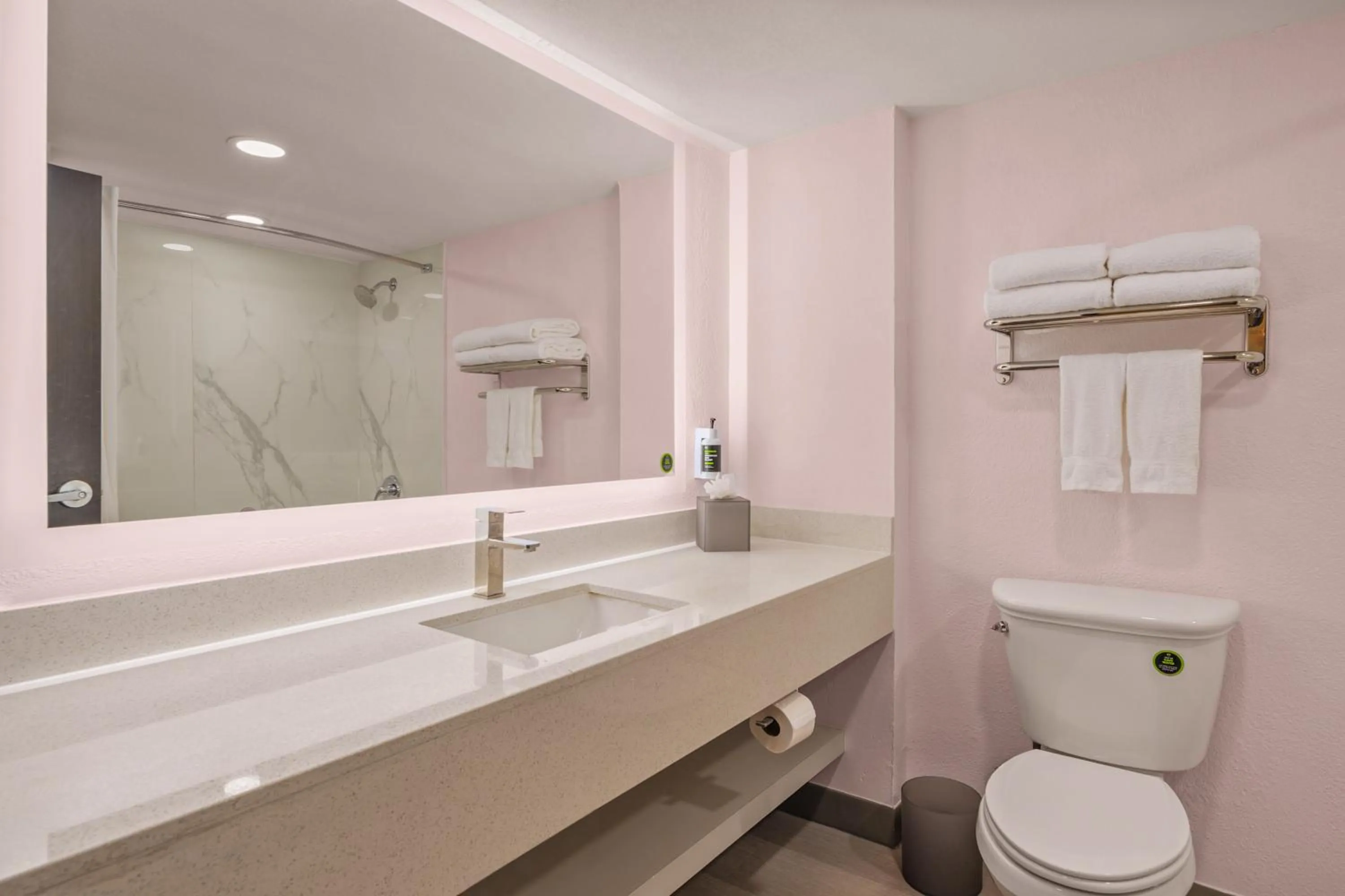 Bathroom in B&B Hotel Miami Airport