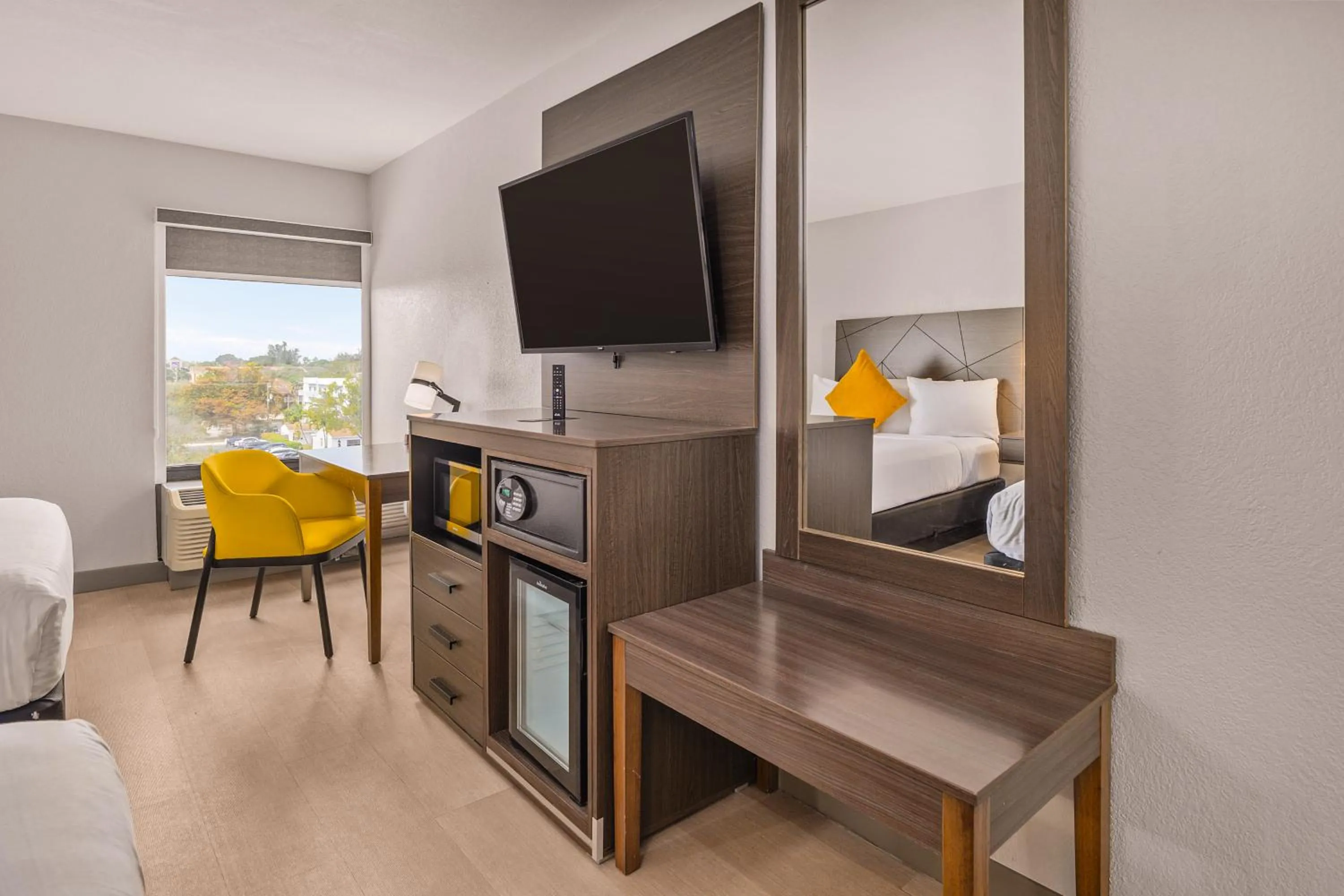 TV and multimedia in B&B Hotel Miami Airport