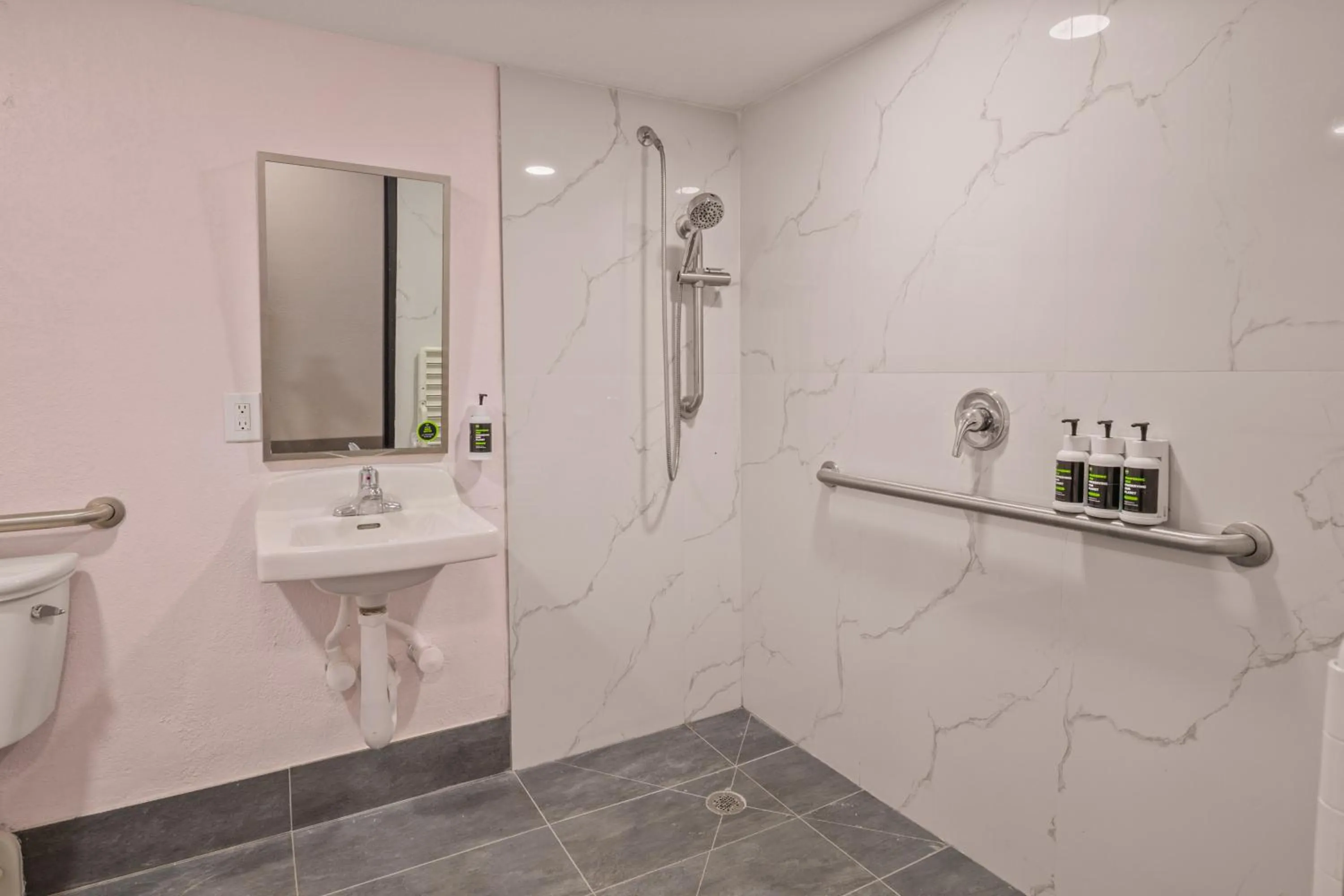 Bathroom in B&B Hotel Miami Airport