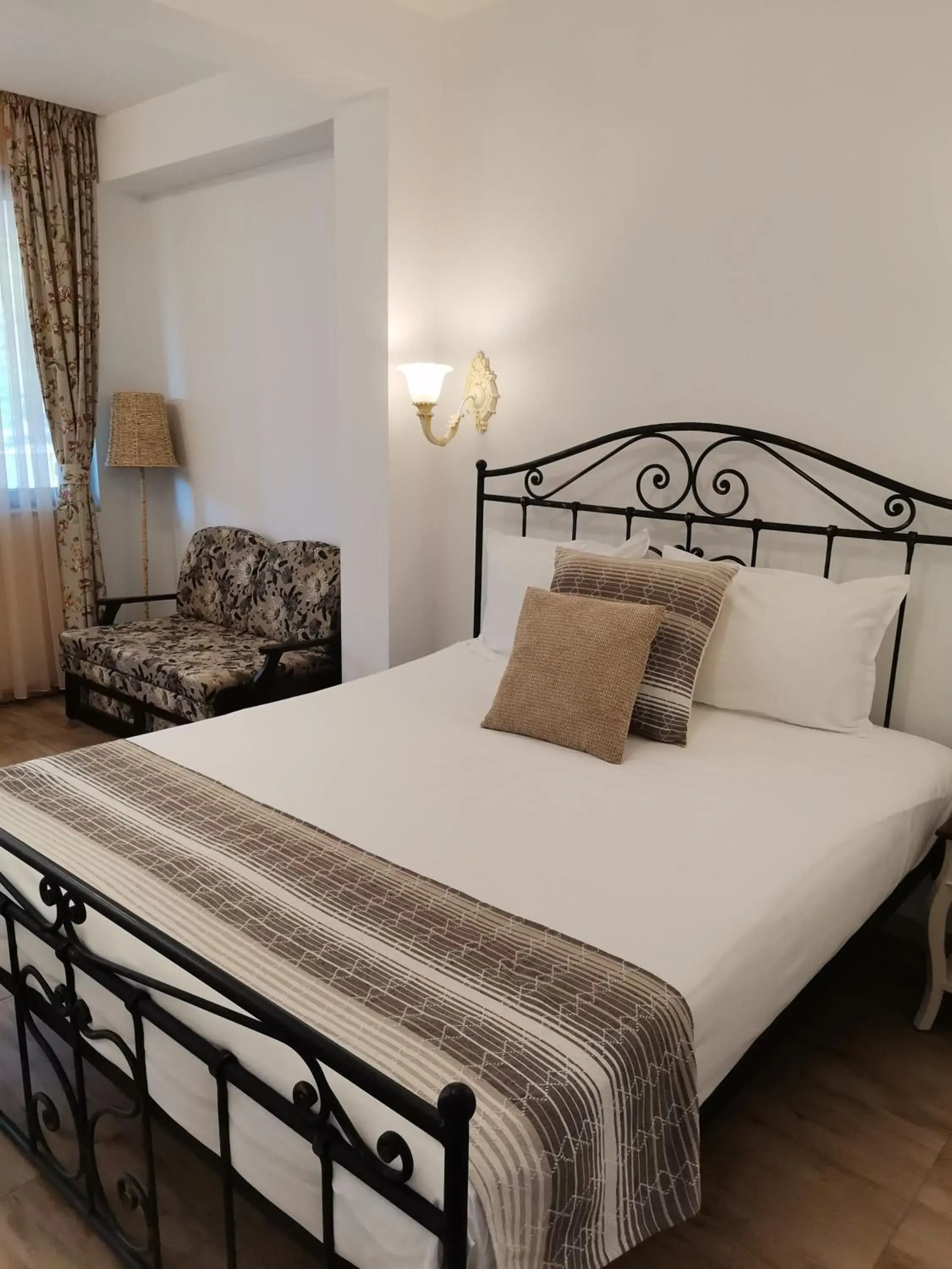 Deluxe Double Room in Family Hotel Rai Deluxe Double Room in Family Hotel Rai