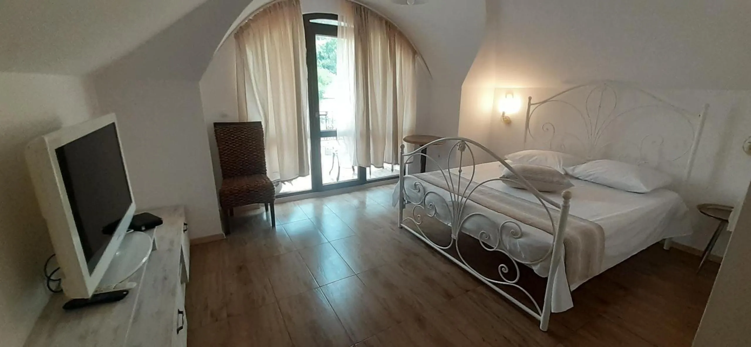 TV and multimedia, Bed in Family Hotel Rai