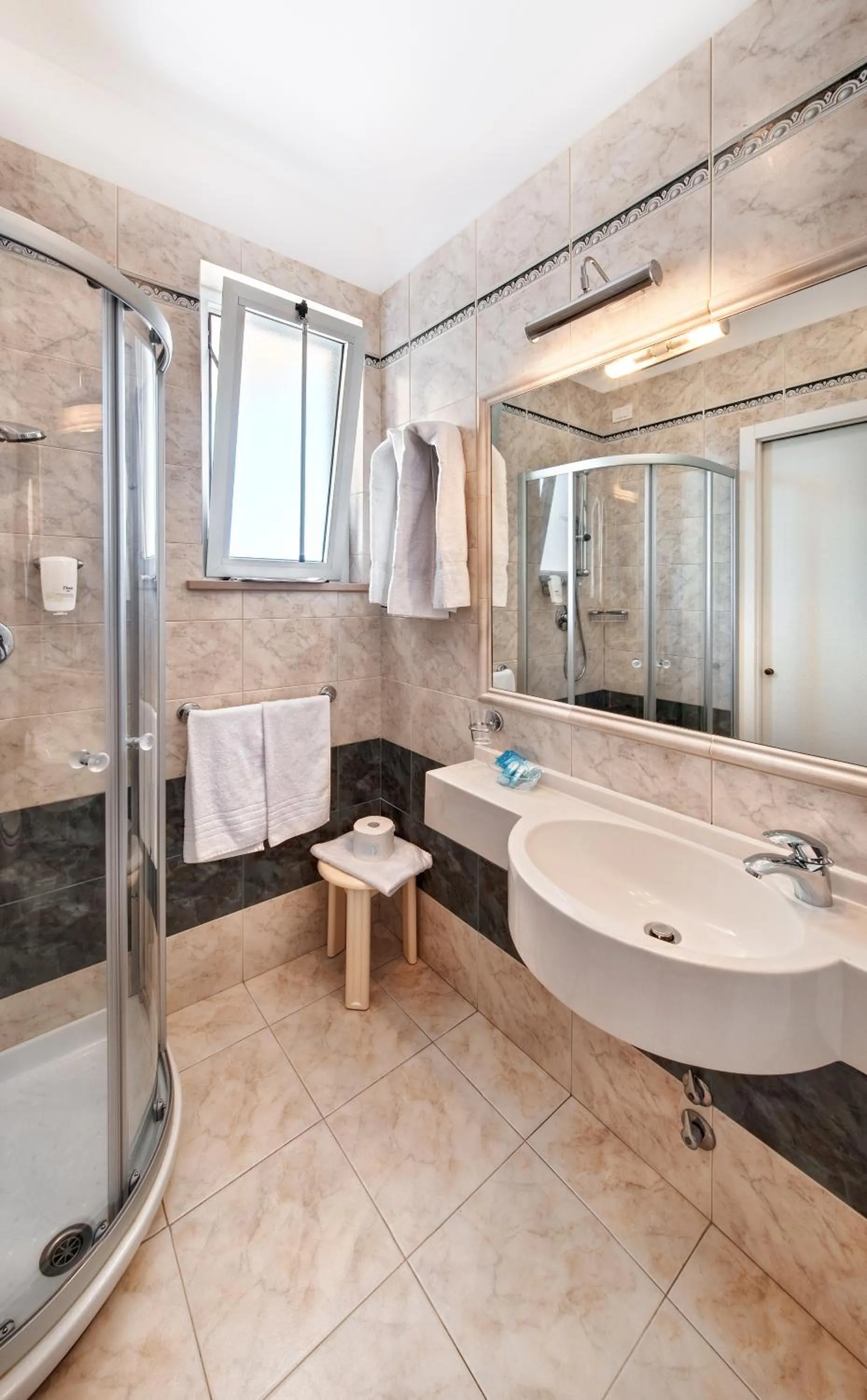 Shower in Hotel Bahia