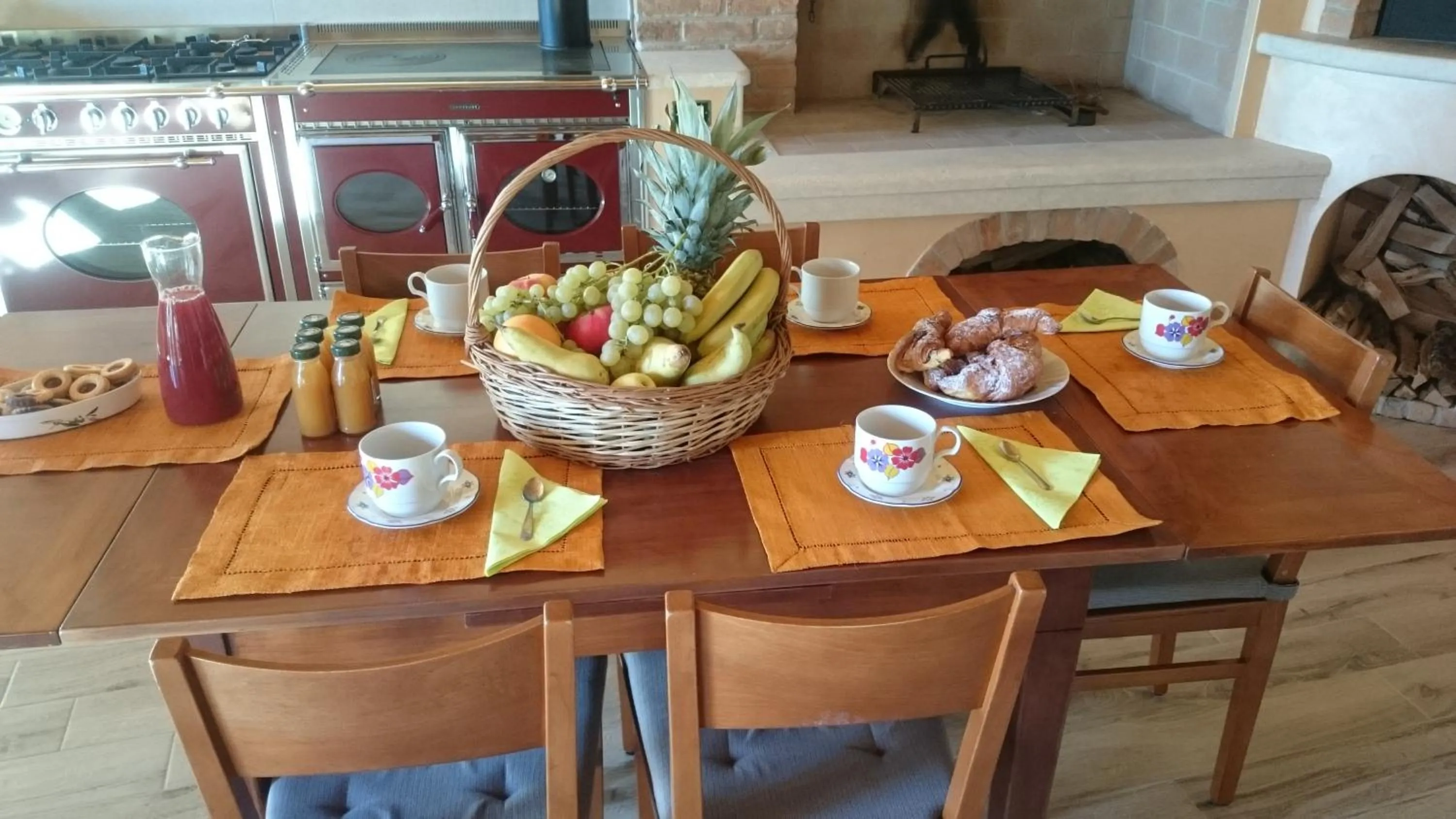 Dining area in B&B Happy Guest
