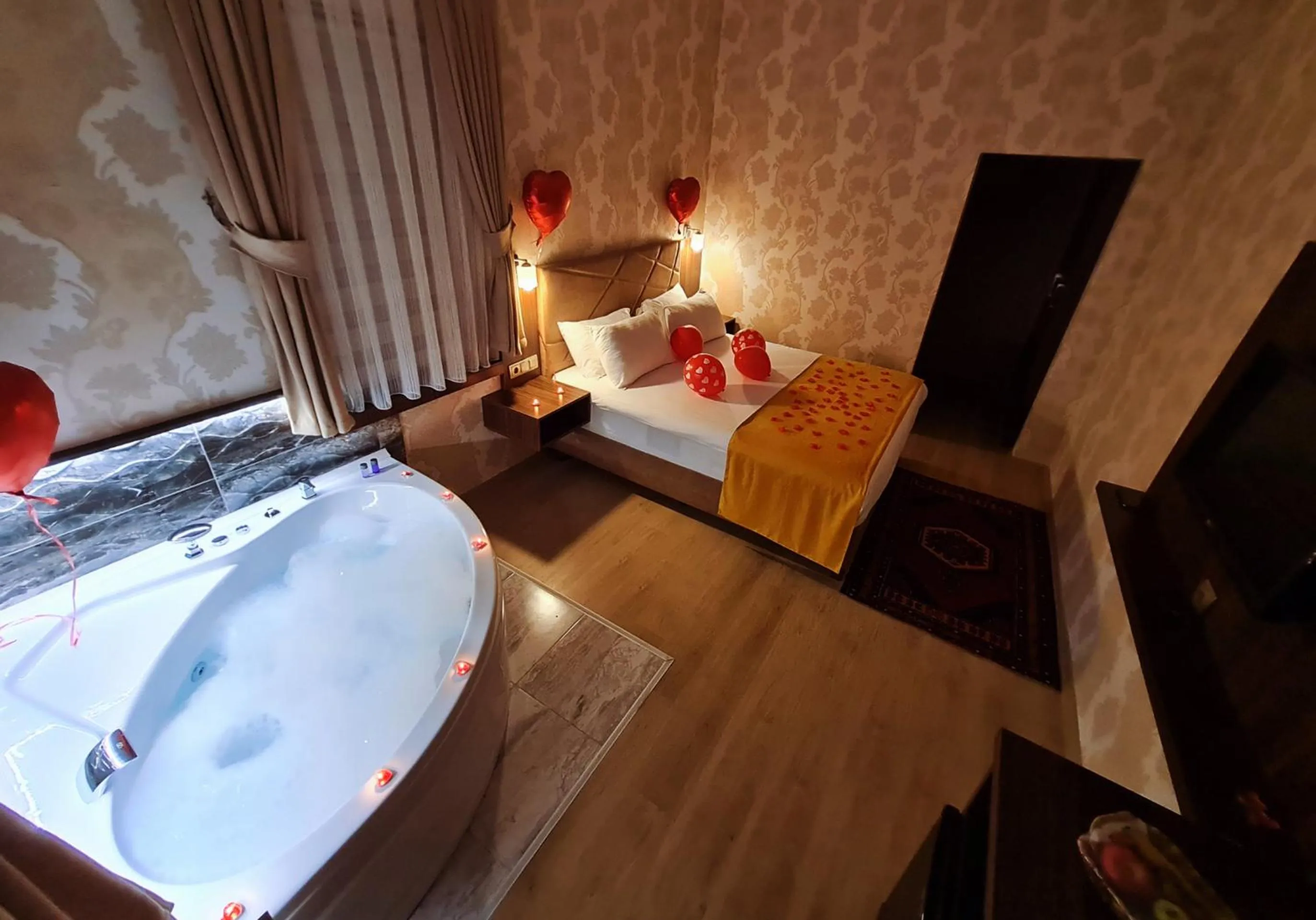 Hot Tub, Bed in Yıldız Hotel