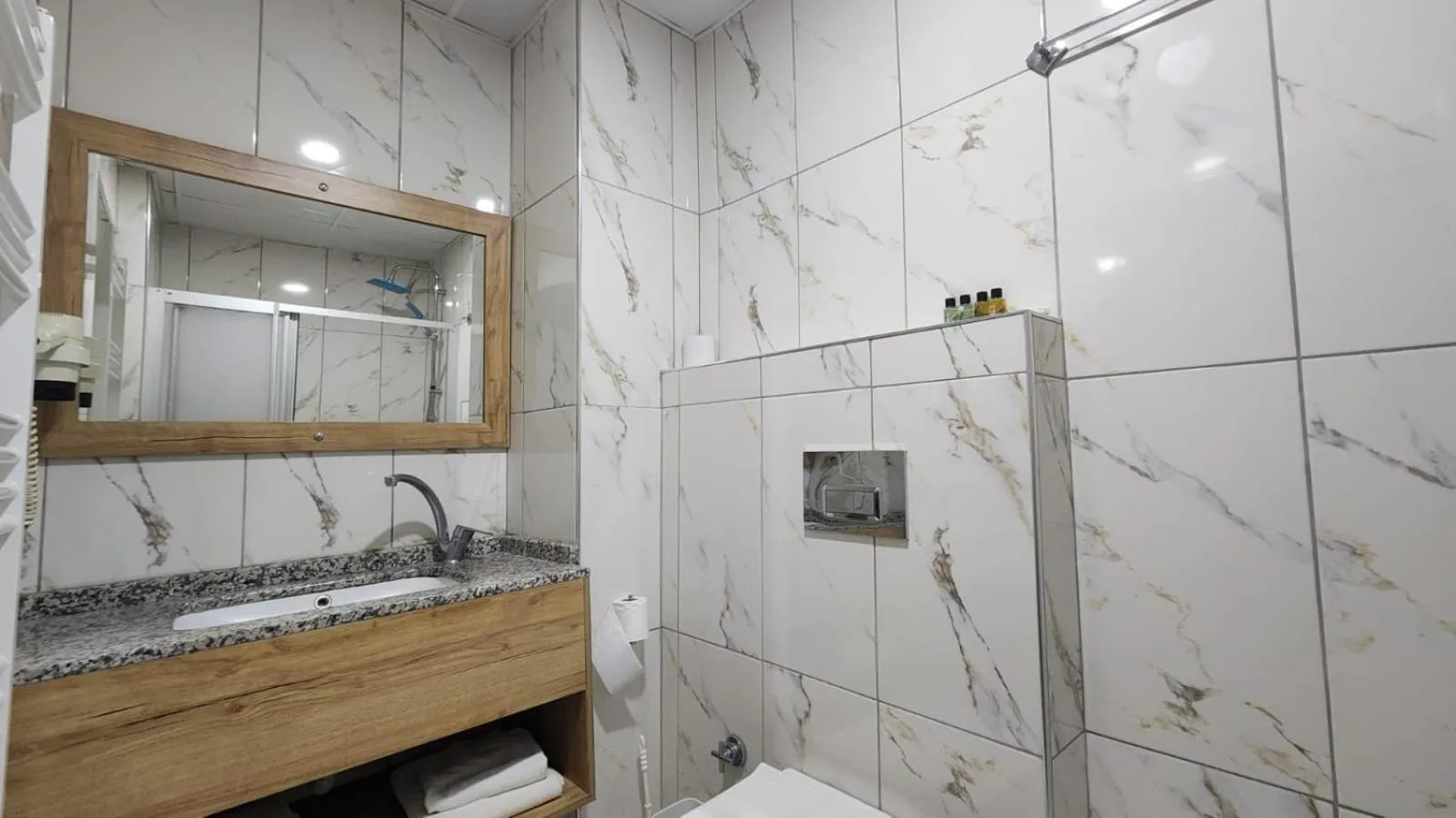 Shower in Yıldız Hotel