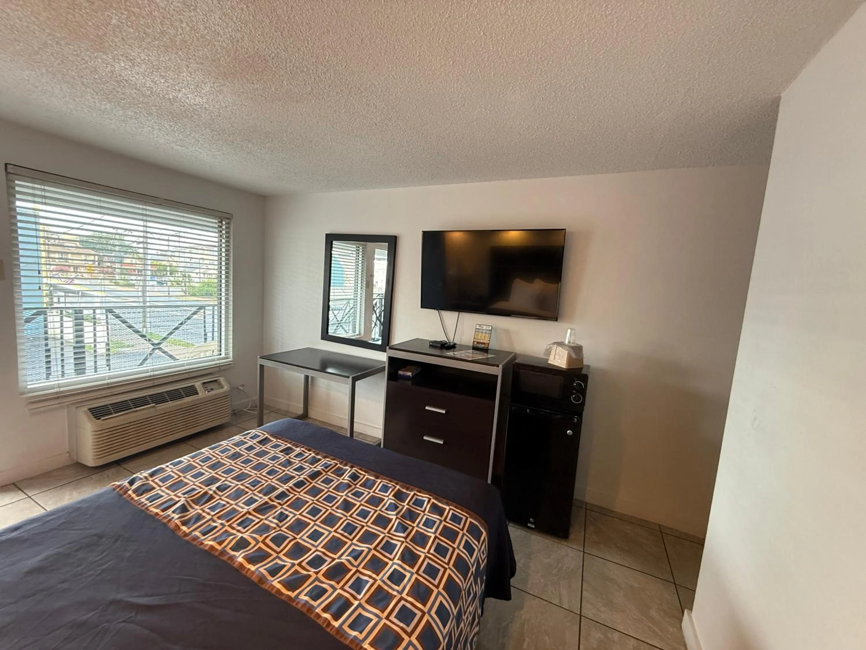 TV and multimedia, Bed in Blue Marlin Motel