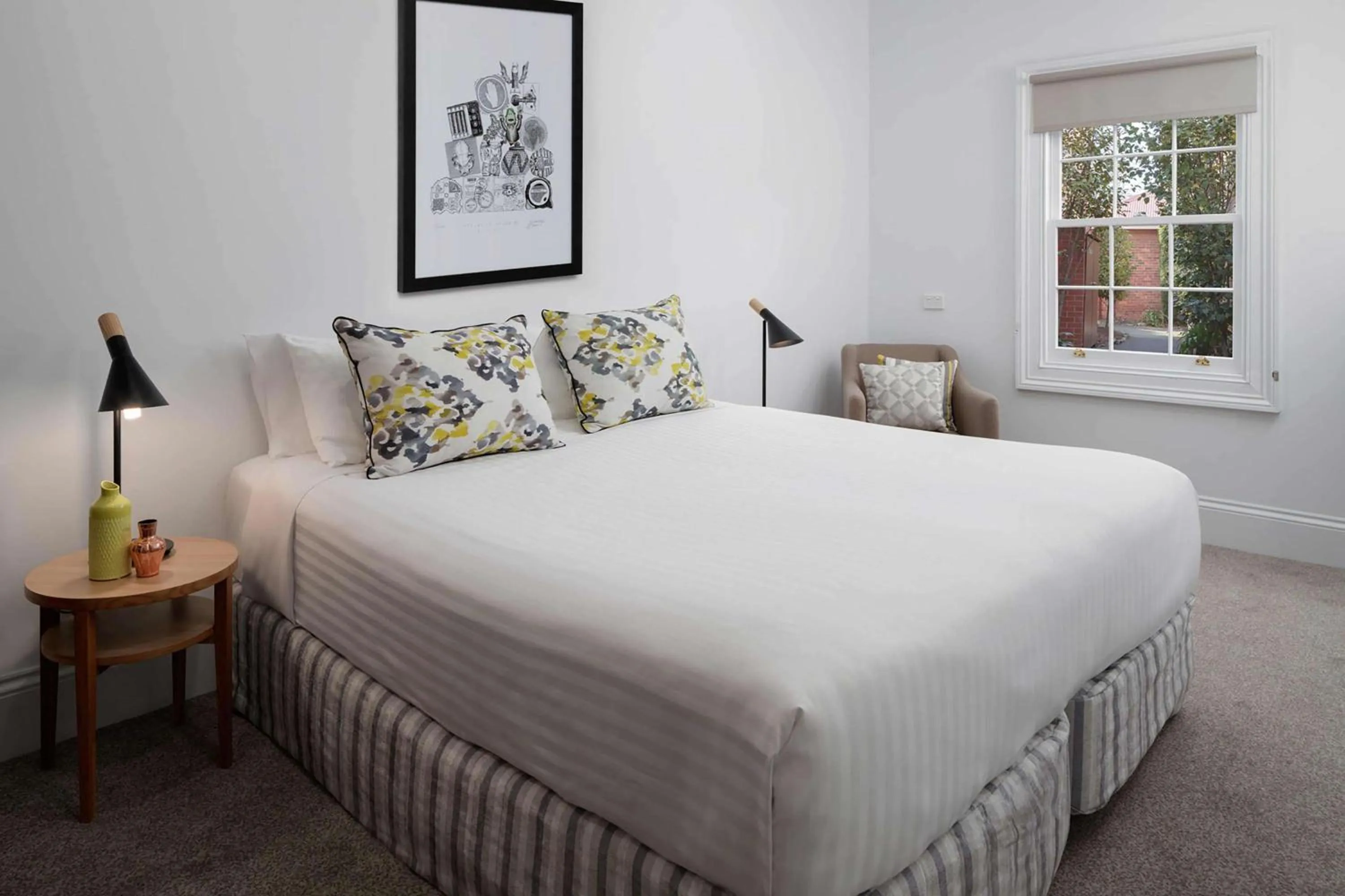 Photo of the whole room, Bed in Rydges Hobart