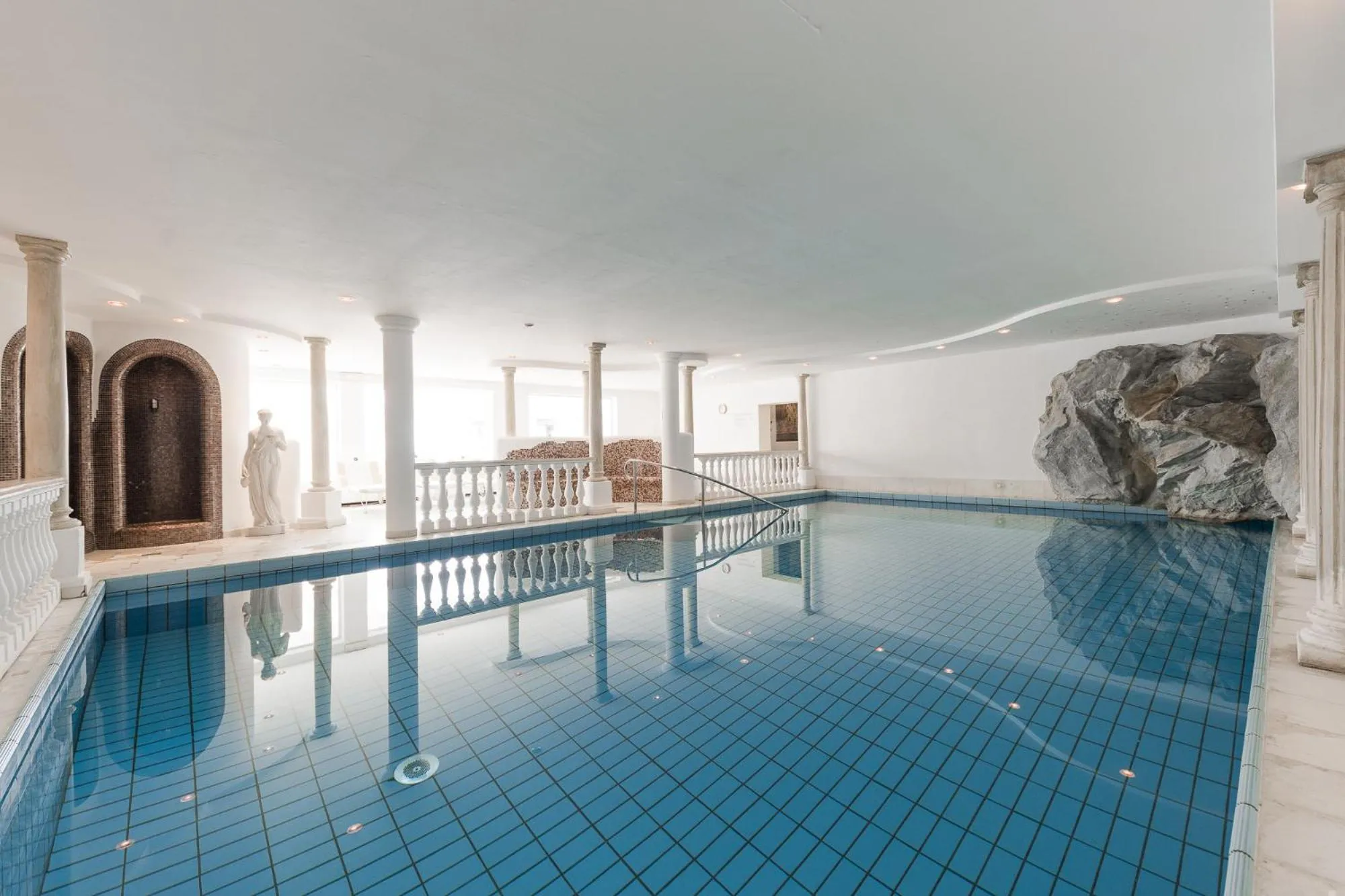 Swimming pool in Hotel Sonklarhof