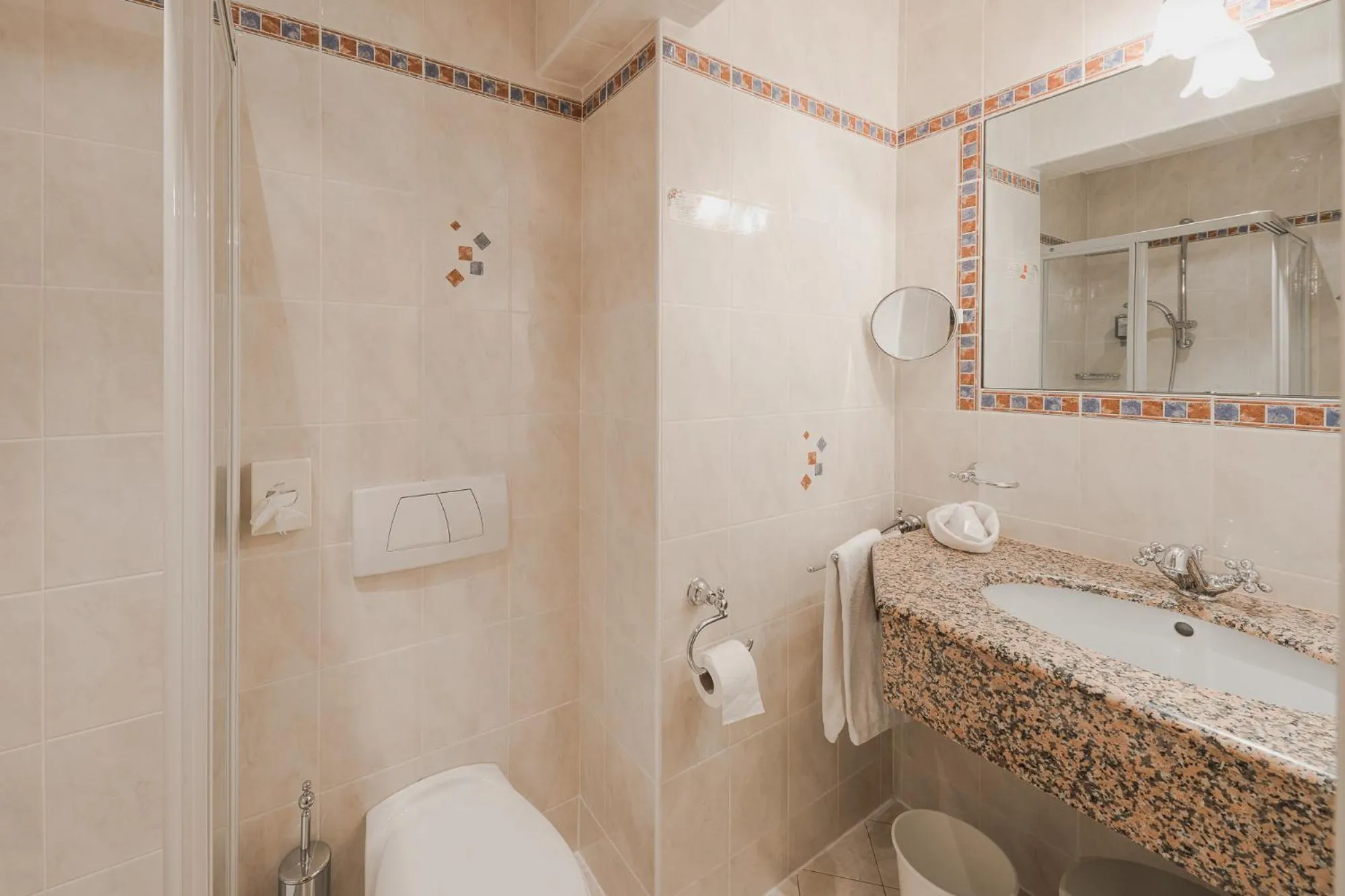 Shower in Hotel Sonklarhof