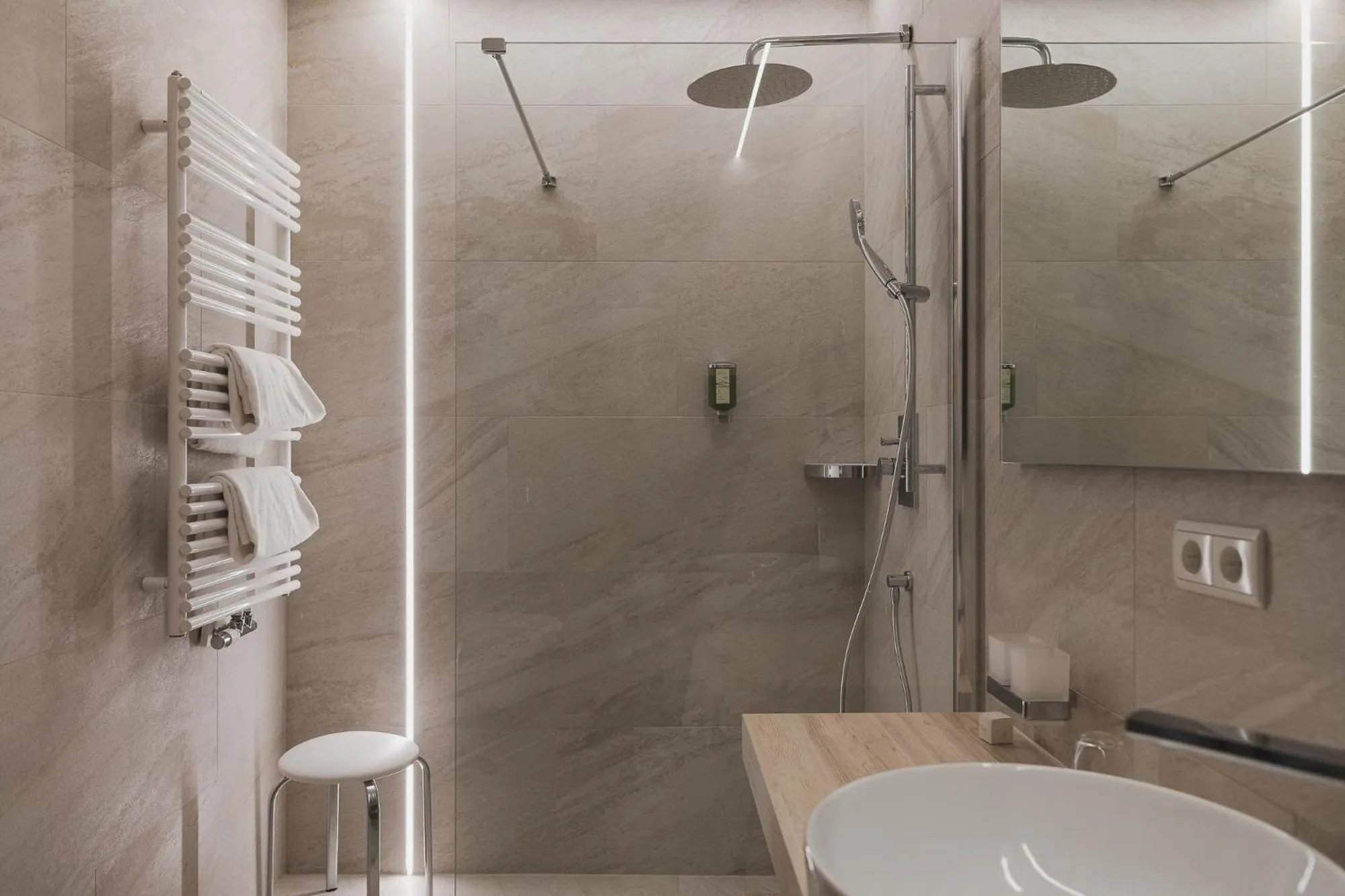 Shower in Hotel Sonklarhof