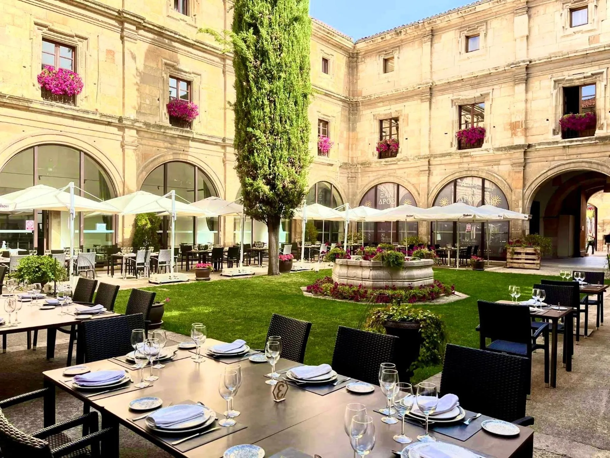 Property building in Hotel Real Colegiata San Isidoro