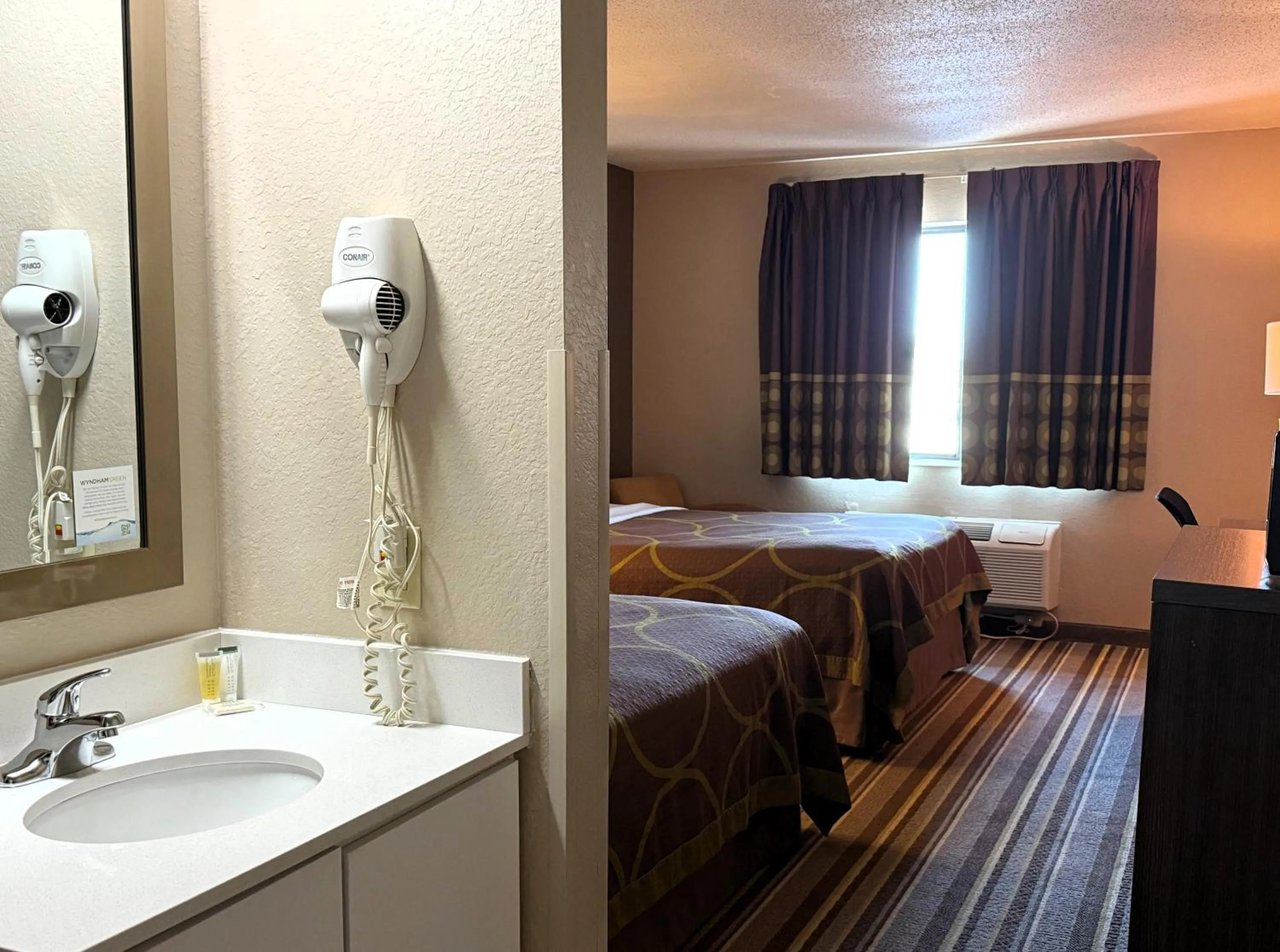 Guests, Bed in Super 8 by Wyndham Gas City Marion Area