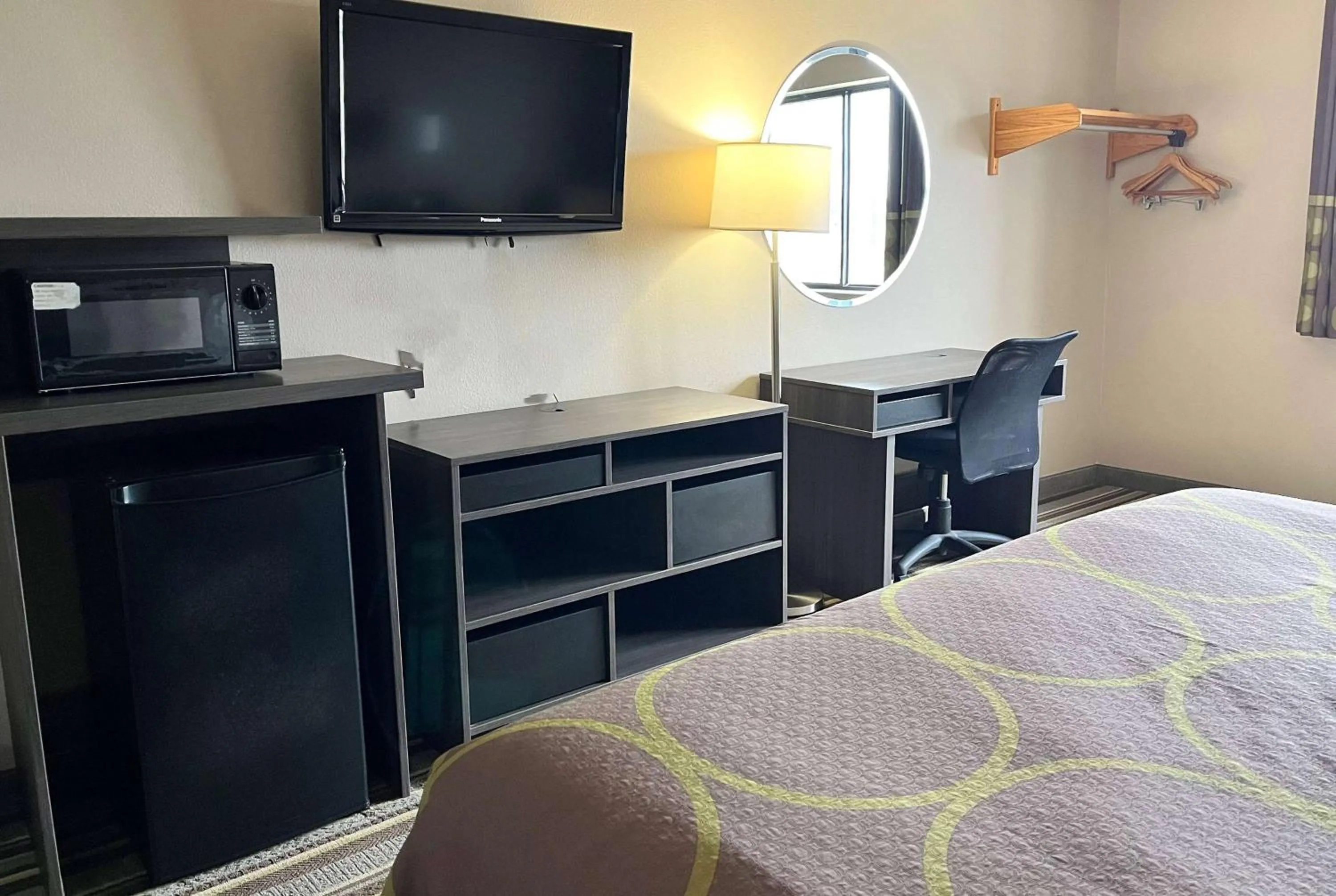 Photo of the whole room, Bed in Super 8 by Wyndham Gas City Marion Area