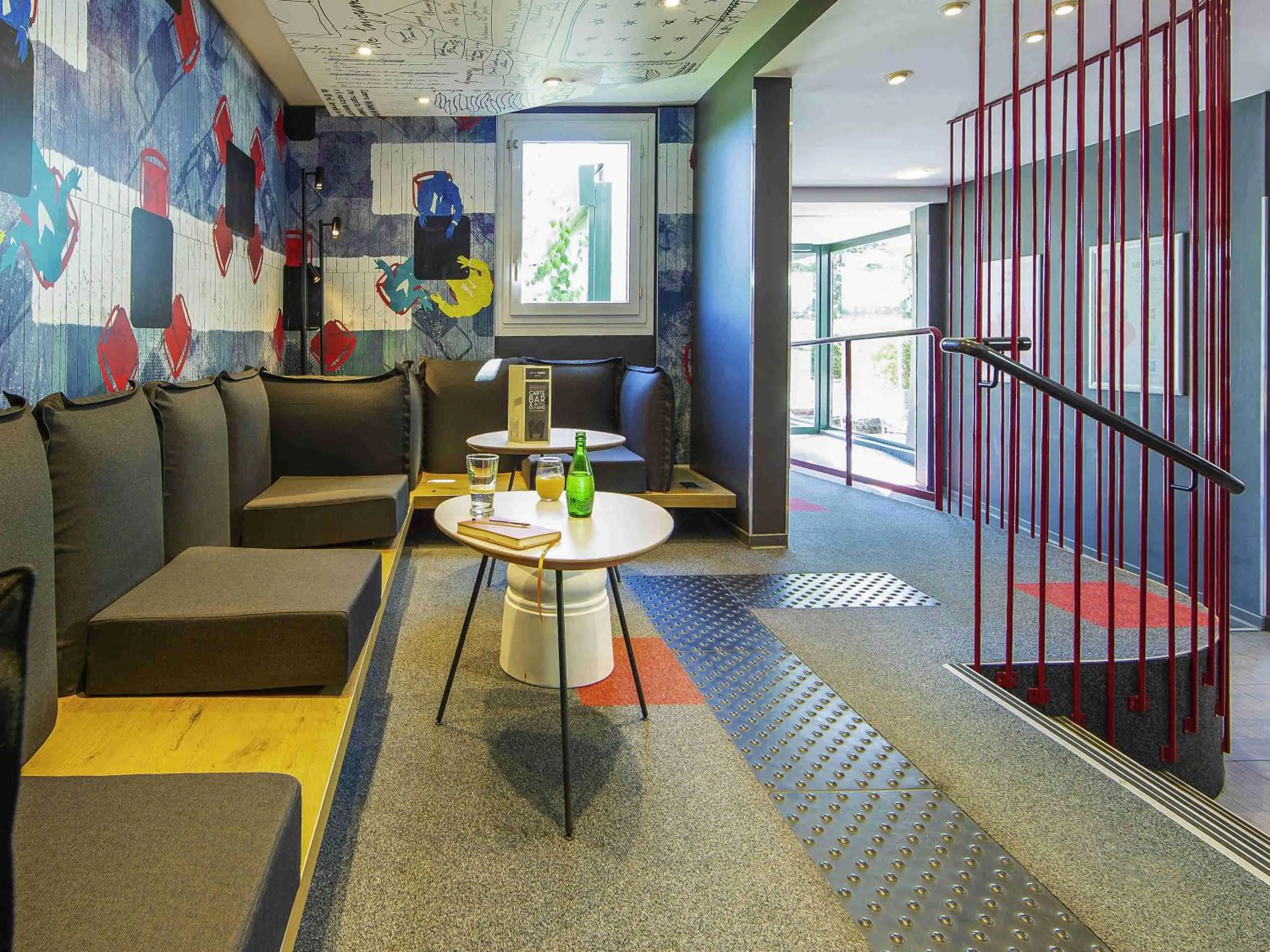 Lounge or bar in ibis Mulhouse Ile Napoleon