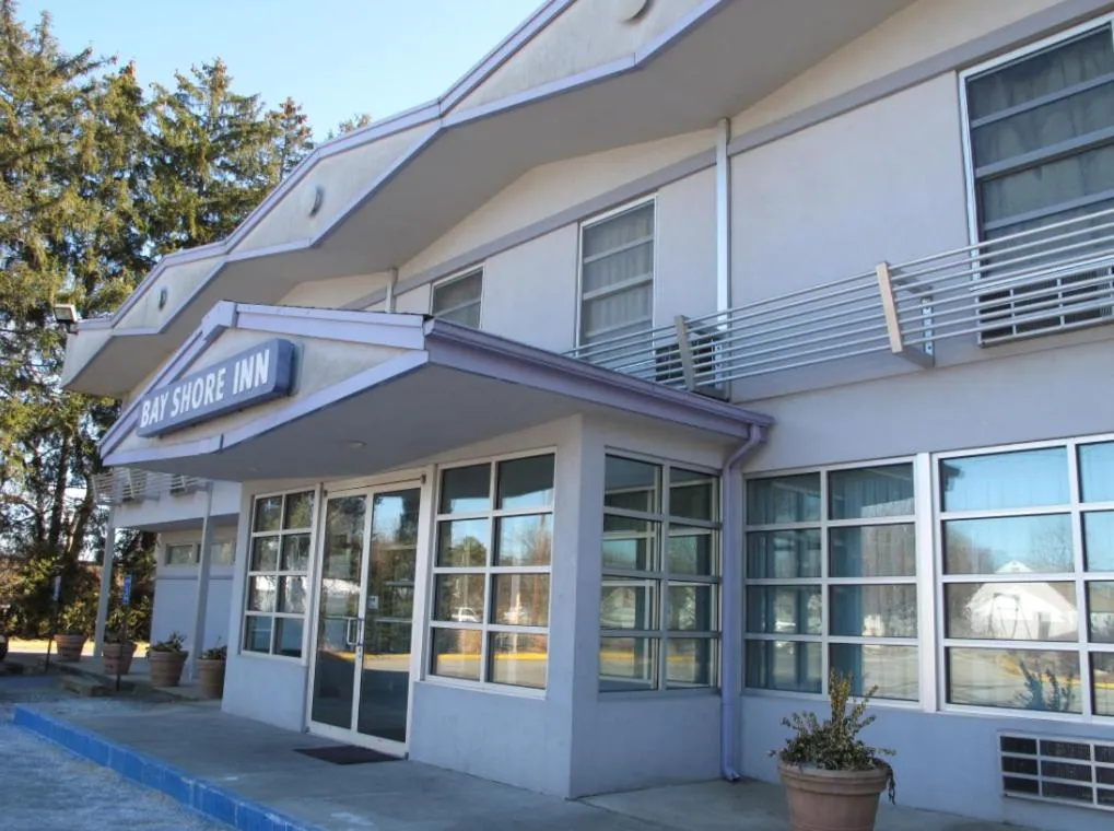 Property Building in Bay Shore Inn