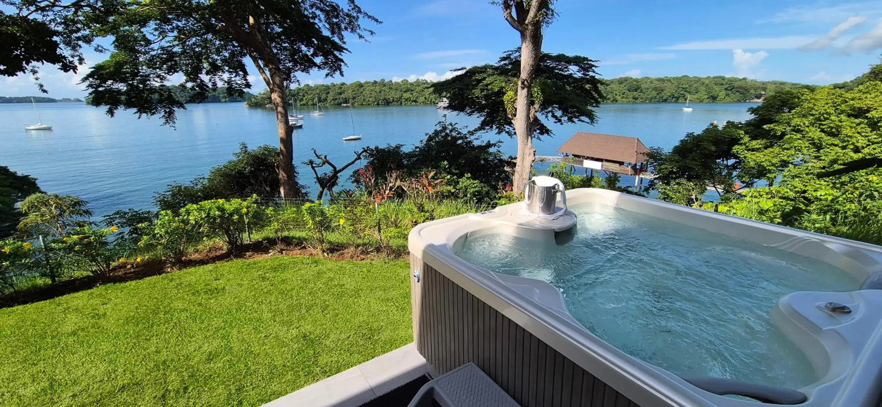 Deluxe Bungalow with Hot Tub in Bocas del Mar Deluxe Bungalow with Hot Tub in Bocas del Mar