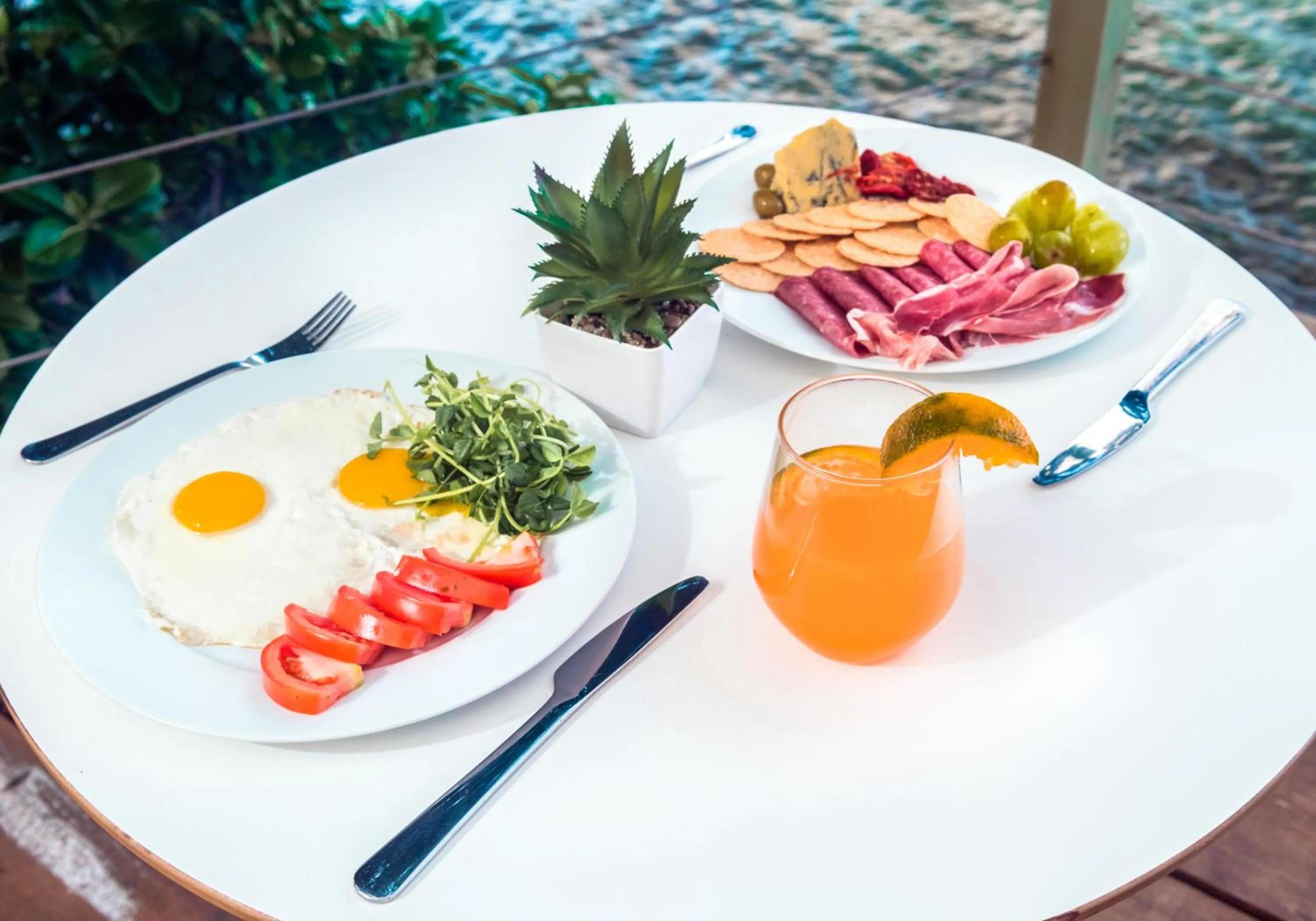 Food and drinks in 473 Grenada Boutique Resort