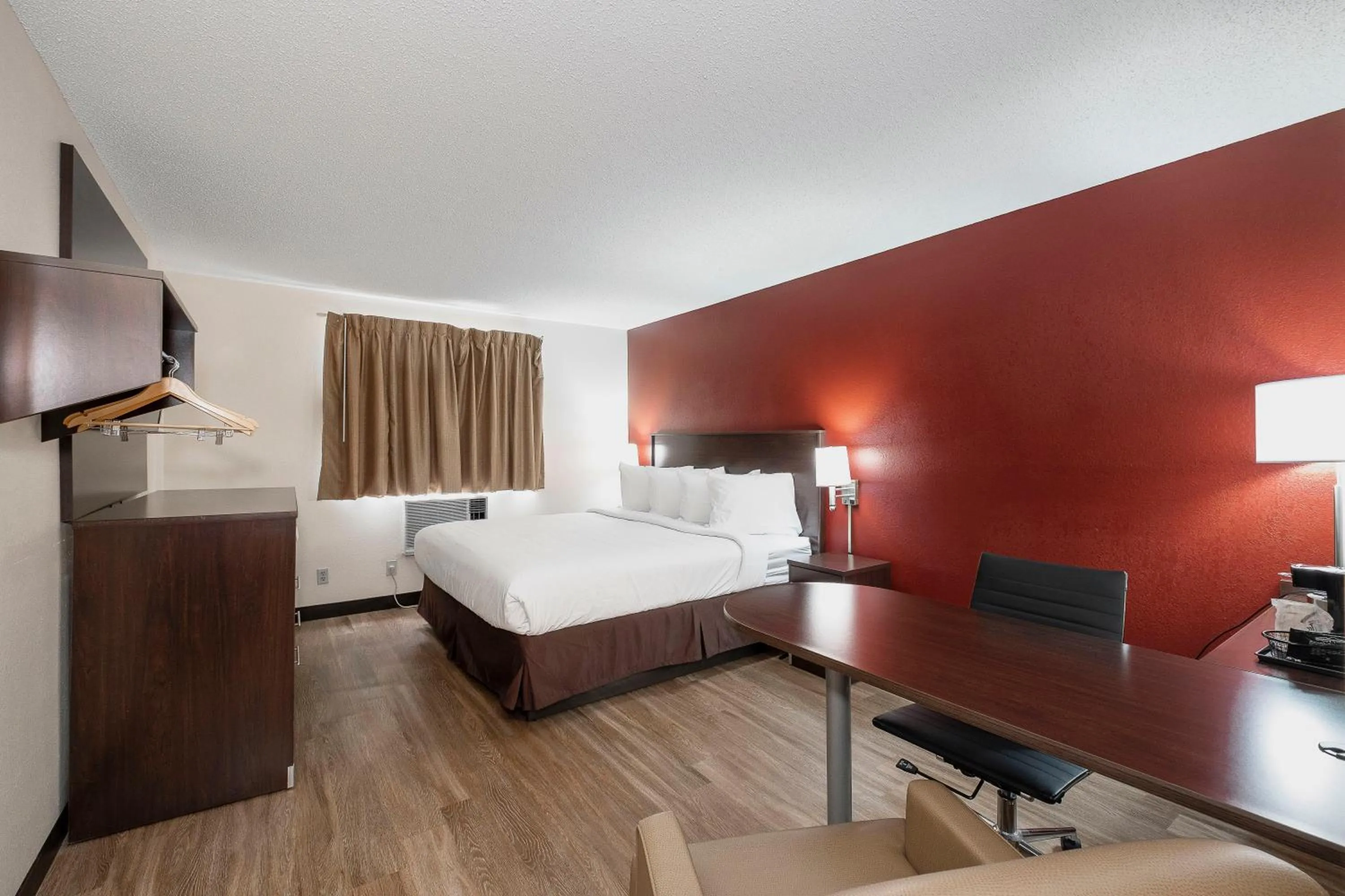 Bedroom, Bed in Red Roof Inn Bristol