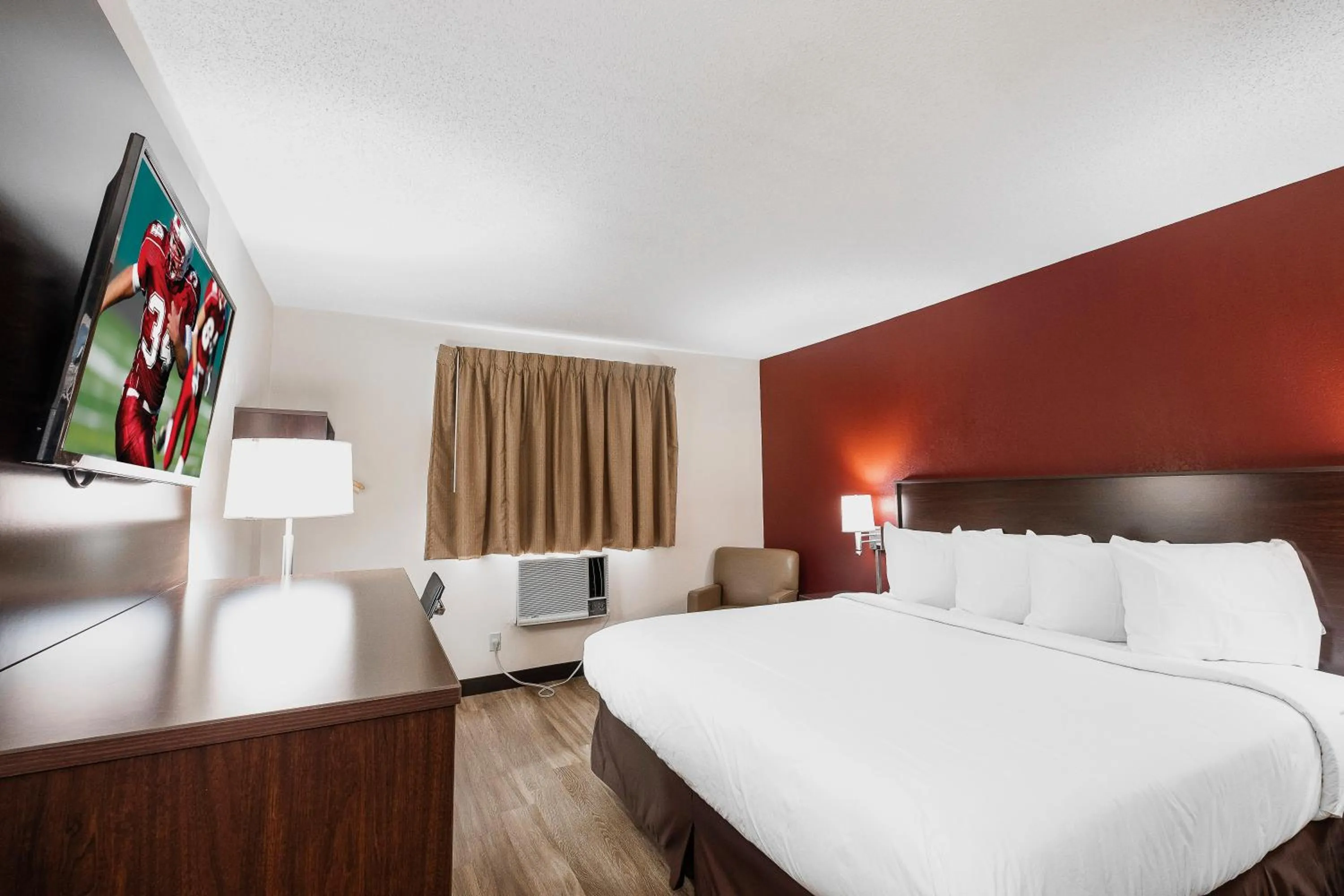 Bedroom, Bed in Red Roof Inn Bristol