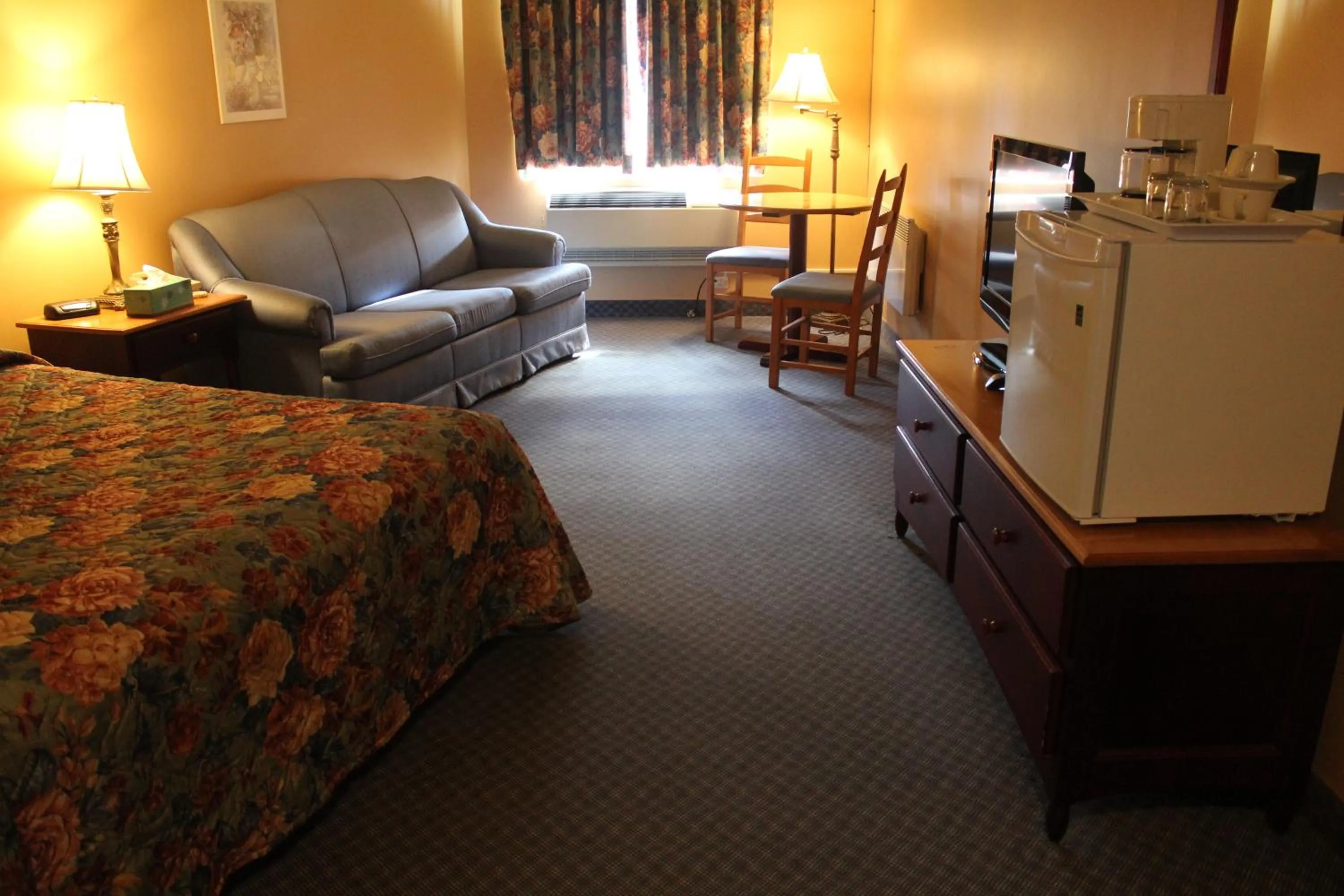 Photo of the whole room, Bed in Hôtel Le Portneuvois